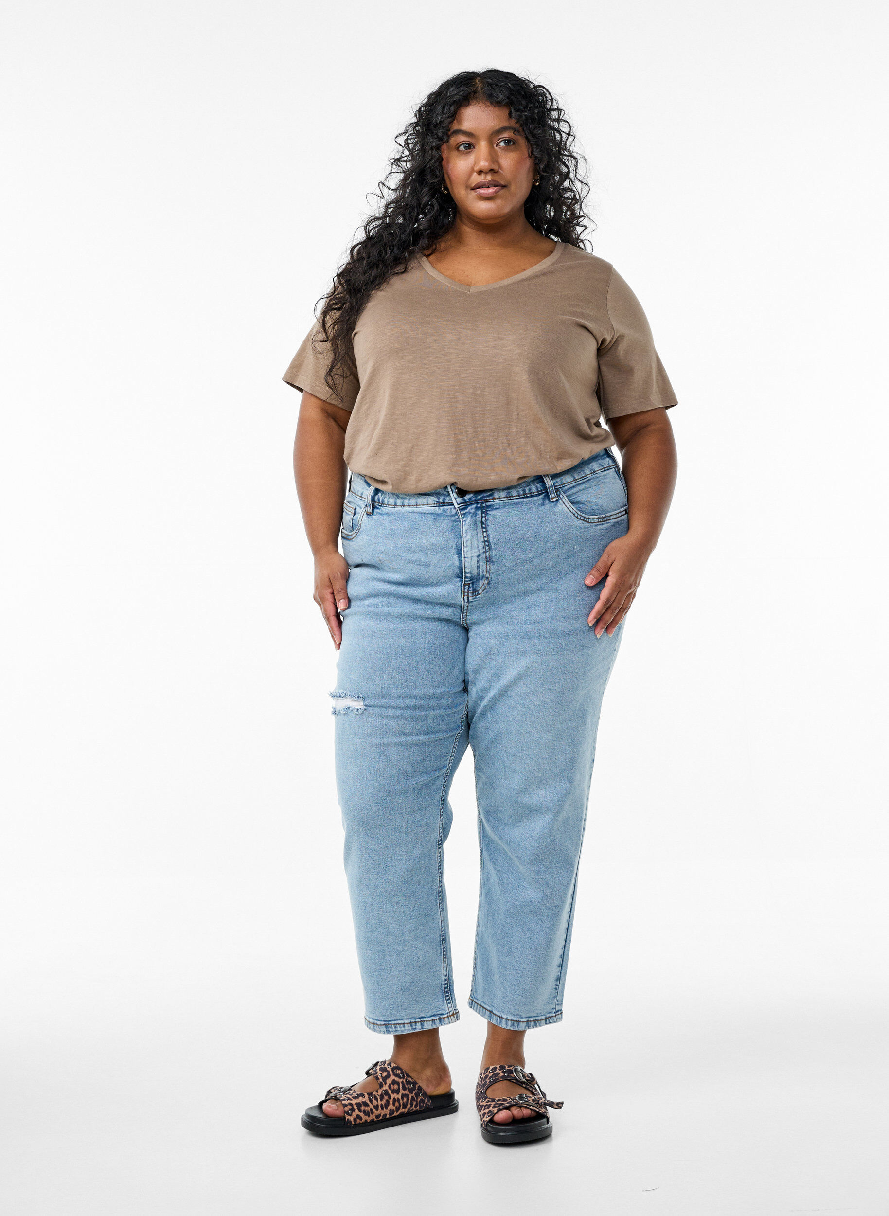 Zizzi Kort&auml;rmad enkel t-shirt med v-ringning, Brun, Model image number 1