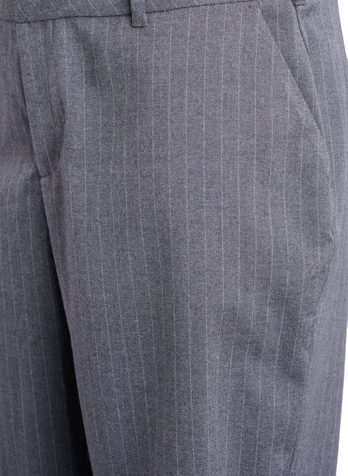 Kritstrecksrandiga bermudashorts med l&ouml;s passform, Gr&aring;, Packshot image number 2