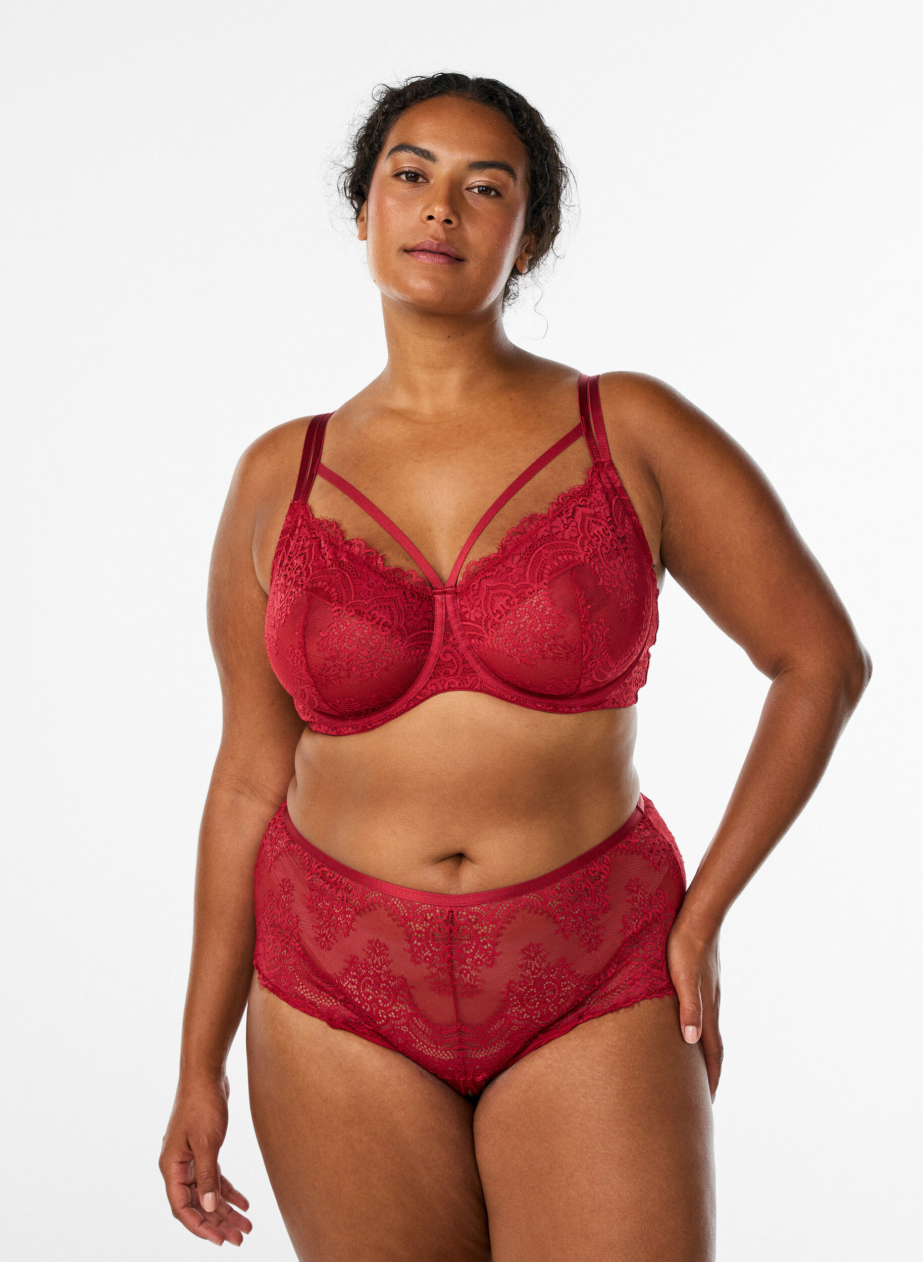 Hipsterstringtrosa i spets med en &ouml;ppning nedtill, R&ouml;d, Model