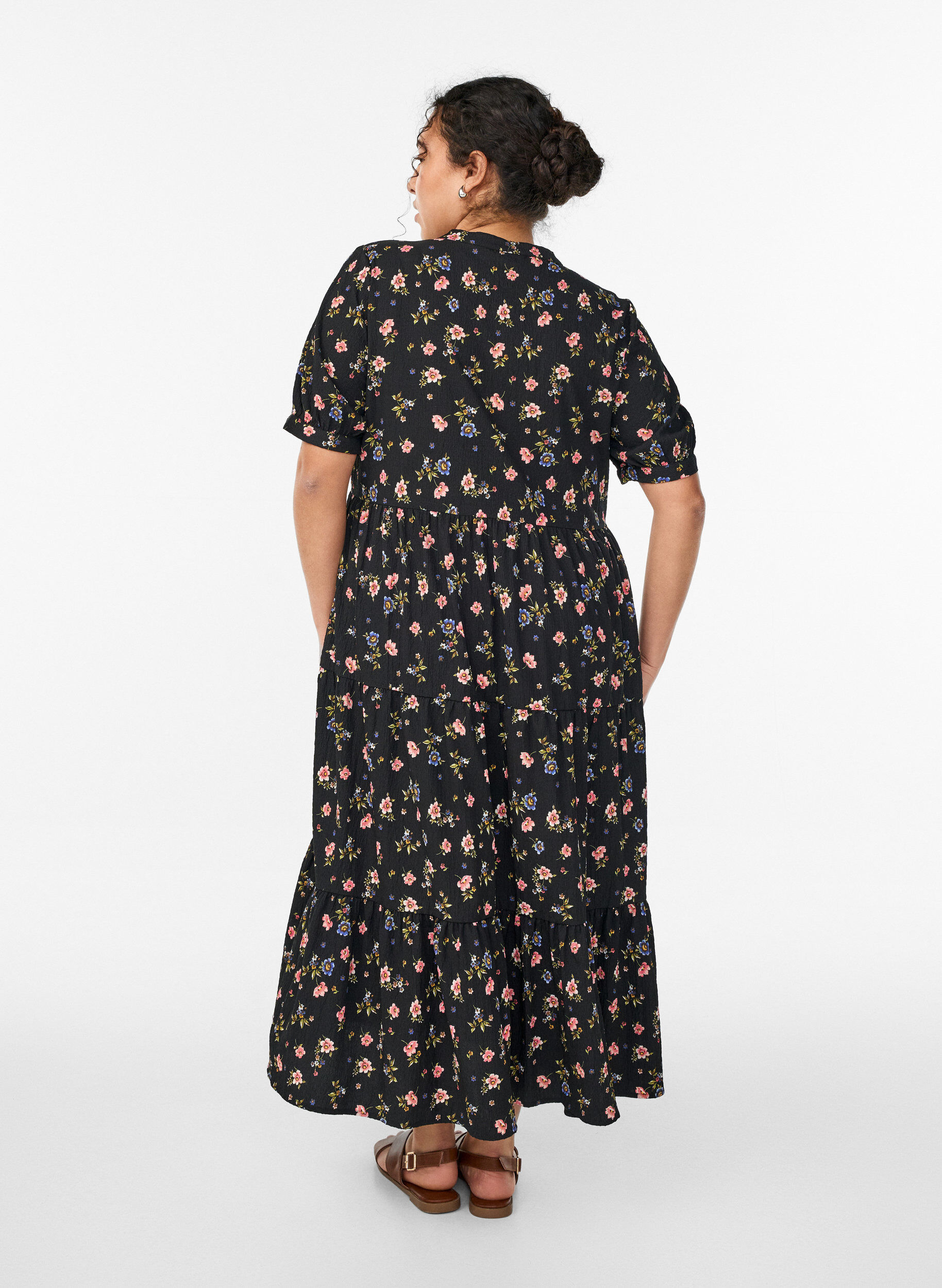 ZizziAnkell&aring;ng kl&auml;nning med korta &auml;rmar och volanger i etapper, Svart, Model image number 1