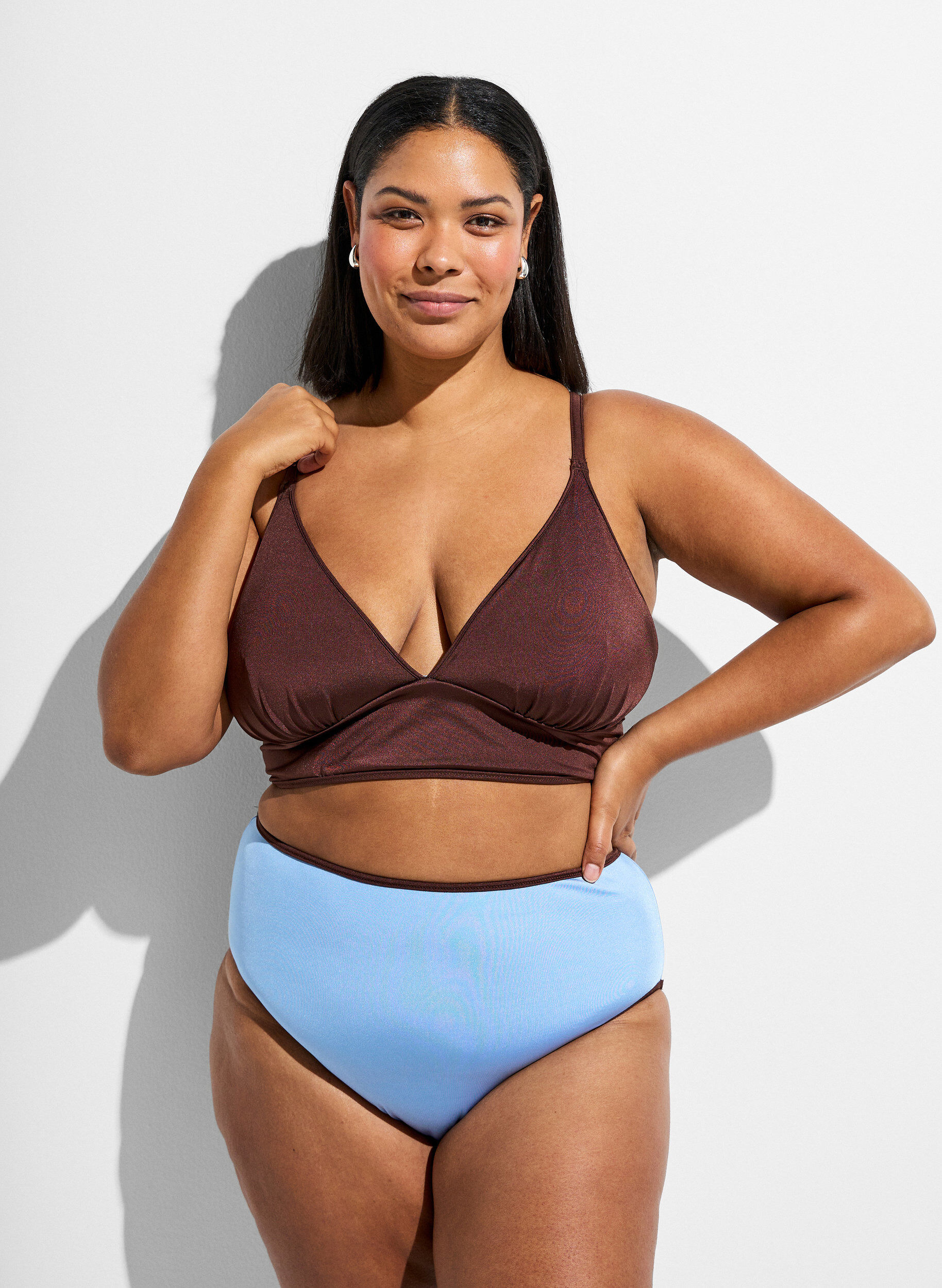 Zizzi V&auml;ndbar bikinitopp med v-ringning och kors i ryggen, Brun, Model image number 1