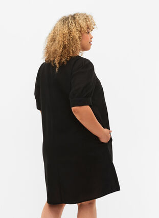 V-ringad klänning i bomullsblandning med linne, Black, Model image number 1