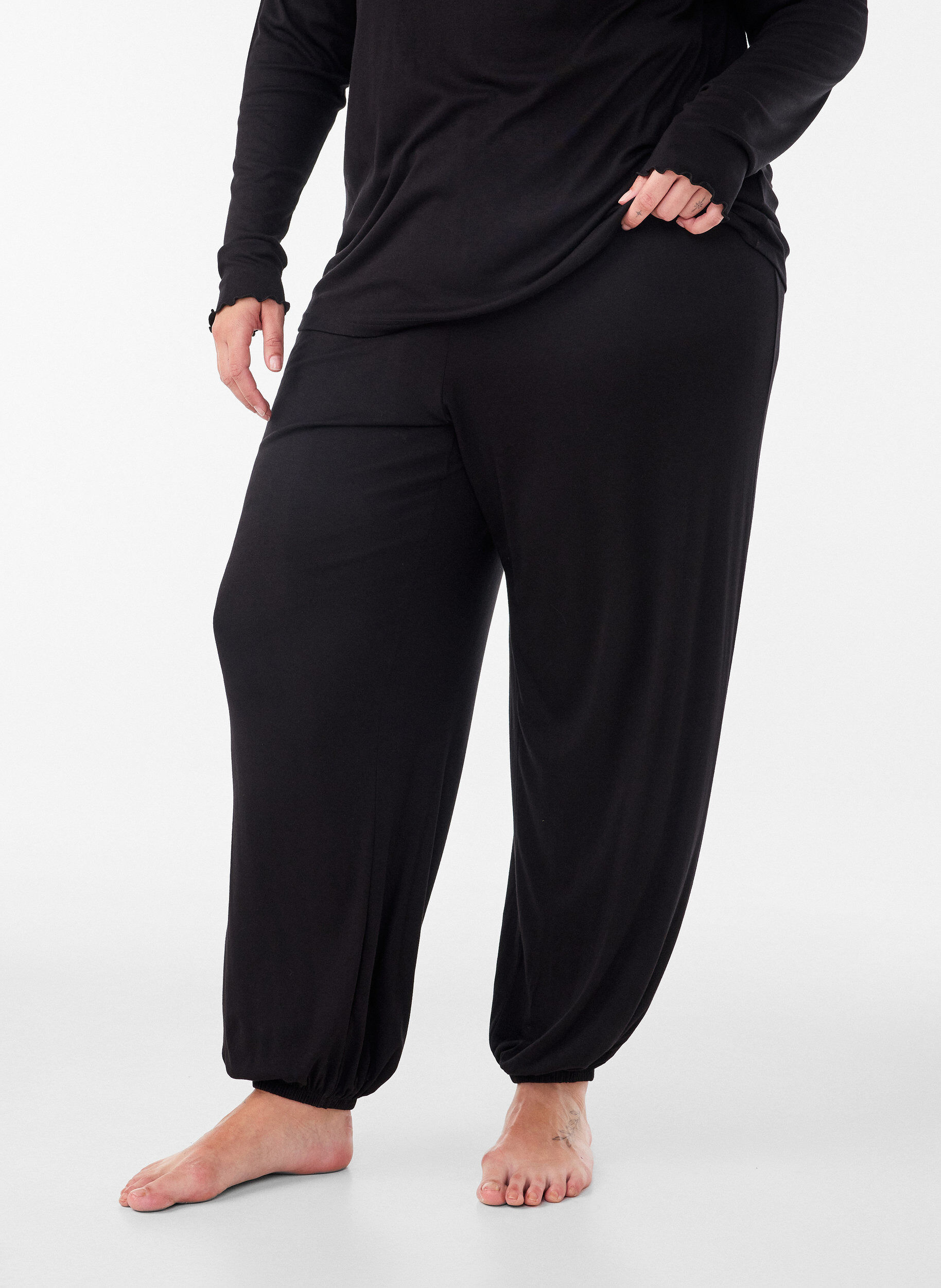 ZizziL&ouml;sa pyjamasbyxor i viskos med res&aring;r i midjan, Svart, Model image number 2