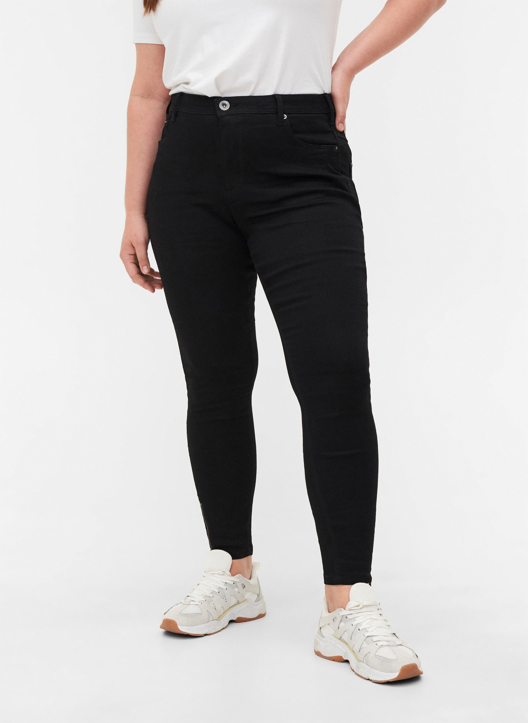 ZizziCroppade Amy jeans med blixtl&aring;s, Svart, Model image number 3