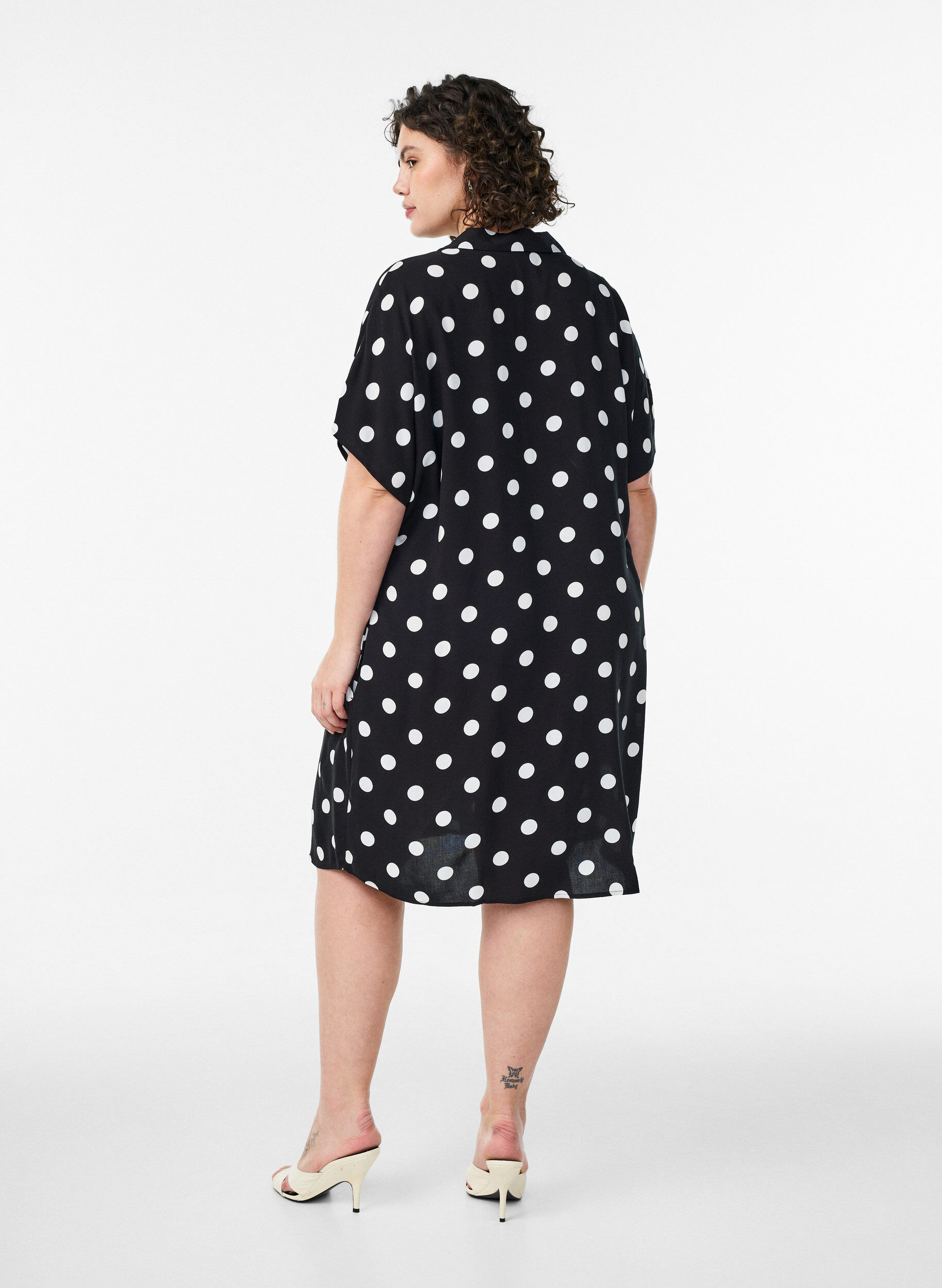 Zizzi L&ouml;s l&aring;ng skjorta i viskos, Vanilla, Model image number 2