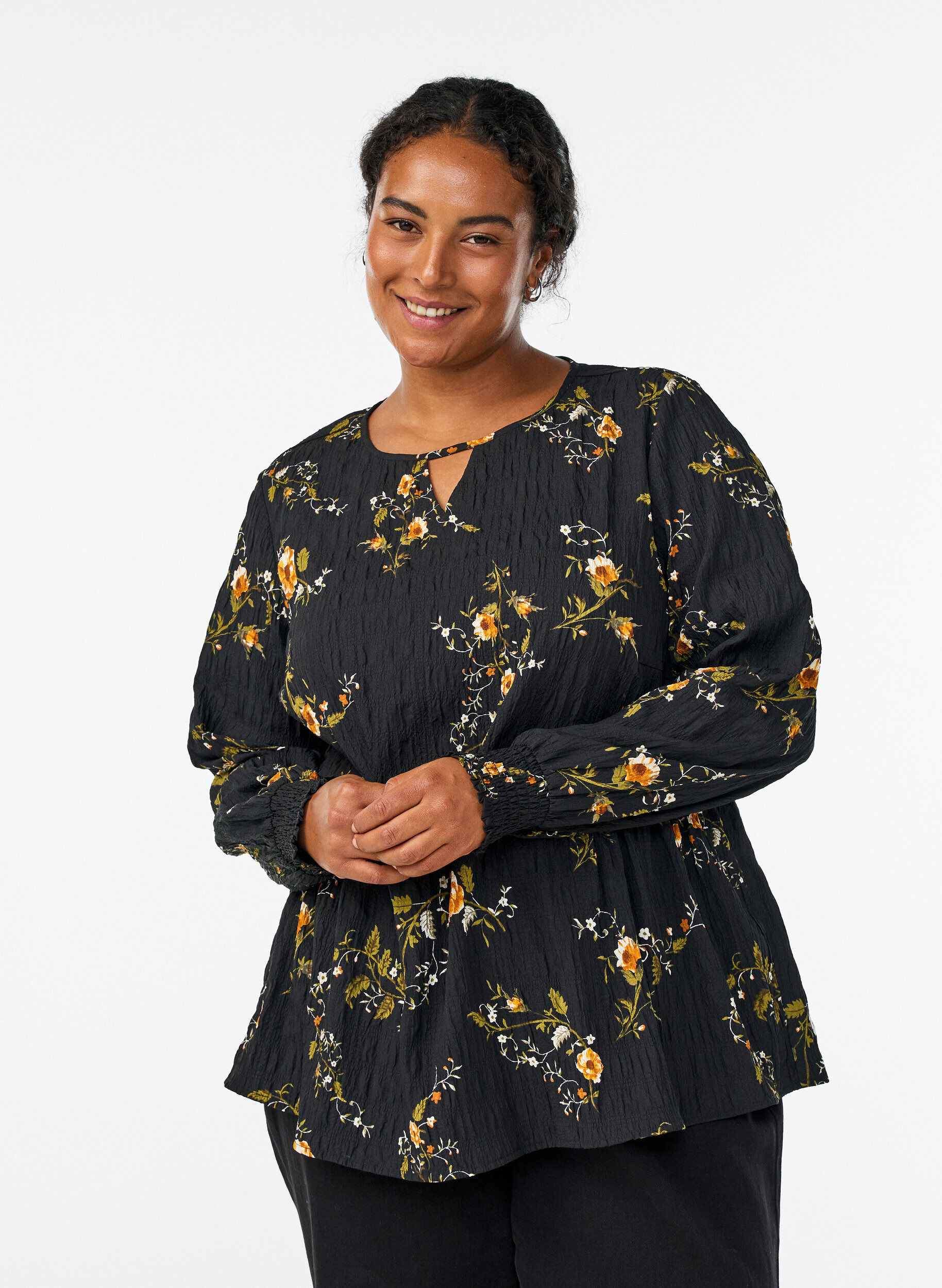 L&aring;ng&auml;rmad blus med blomm&ouml;nster, Svart, Model