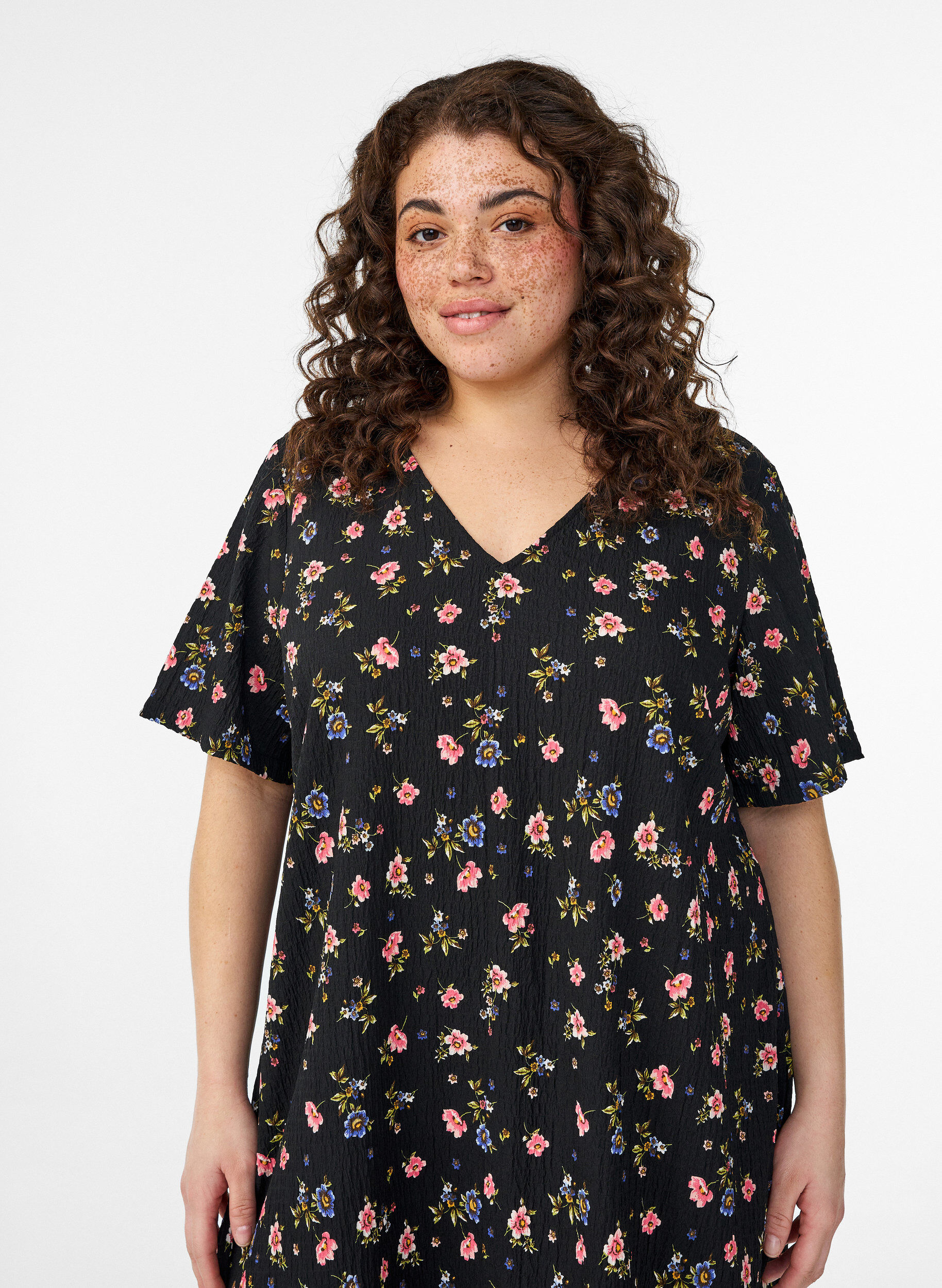 Zizzi FLASH - Kort&auml;rmad kl&auml;nning med V-ringning, Svart, Model image number 2