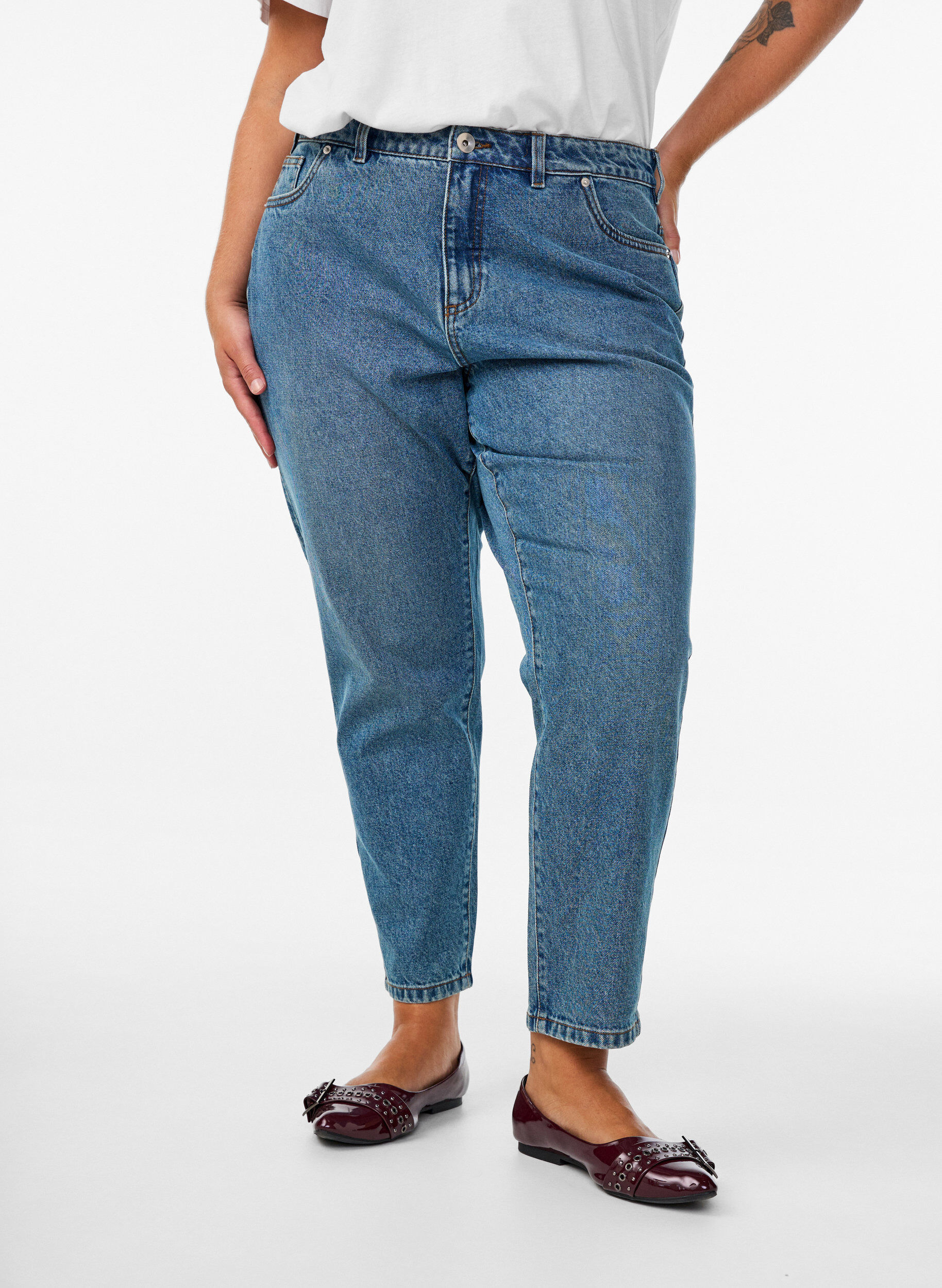 Zizzi Mille mom jeans med h&ouml;g midja, Bl&aring;, Model image number 2