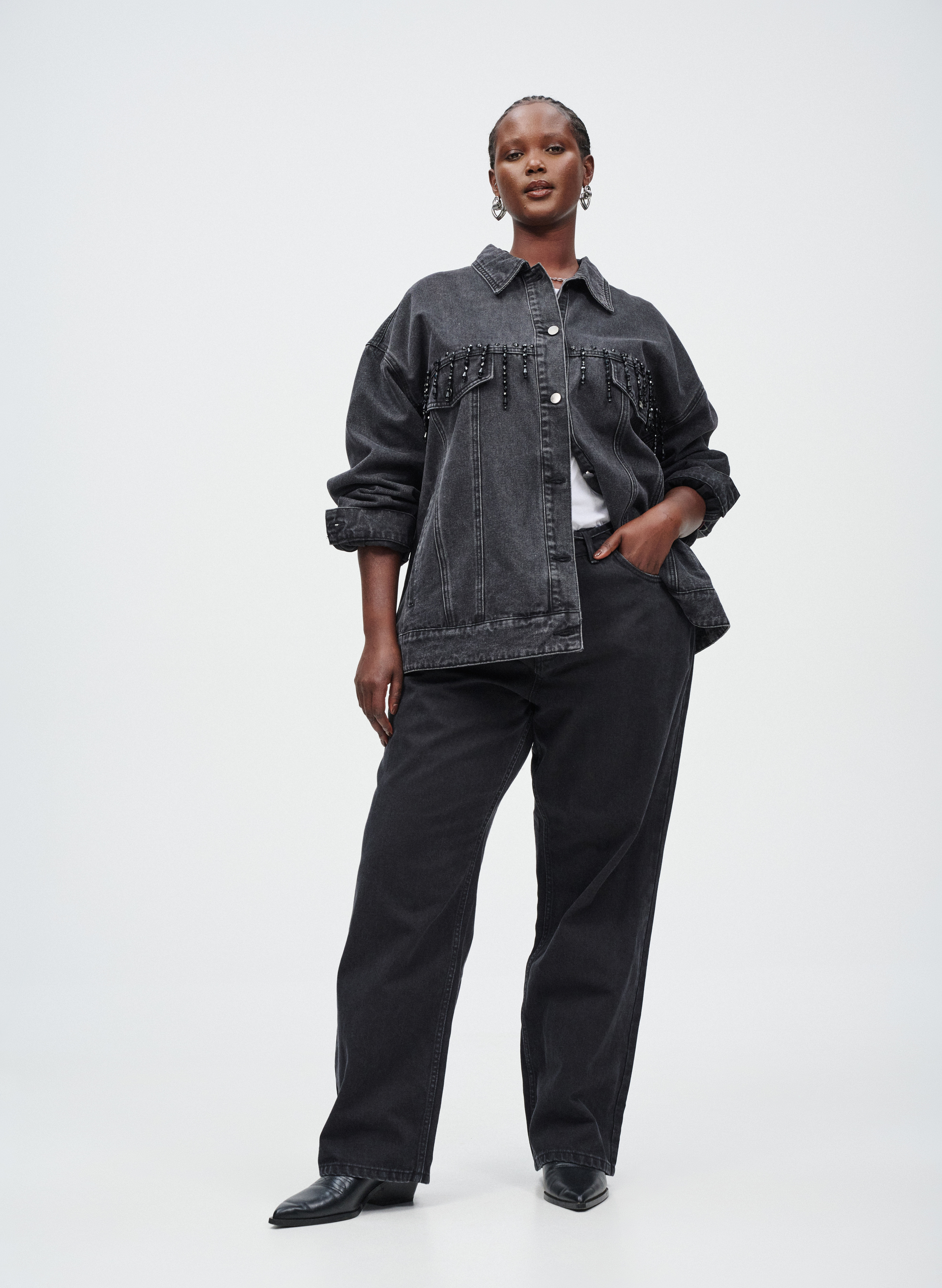 Jeansjacka med p&auml;rlfransar, , Model