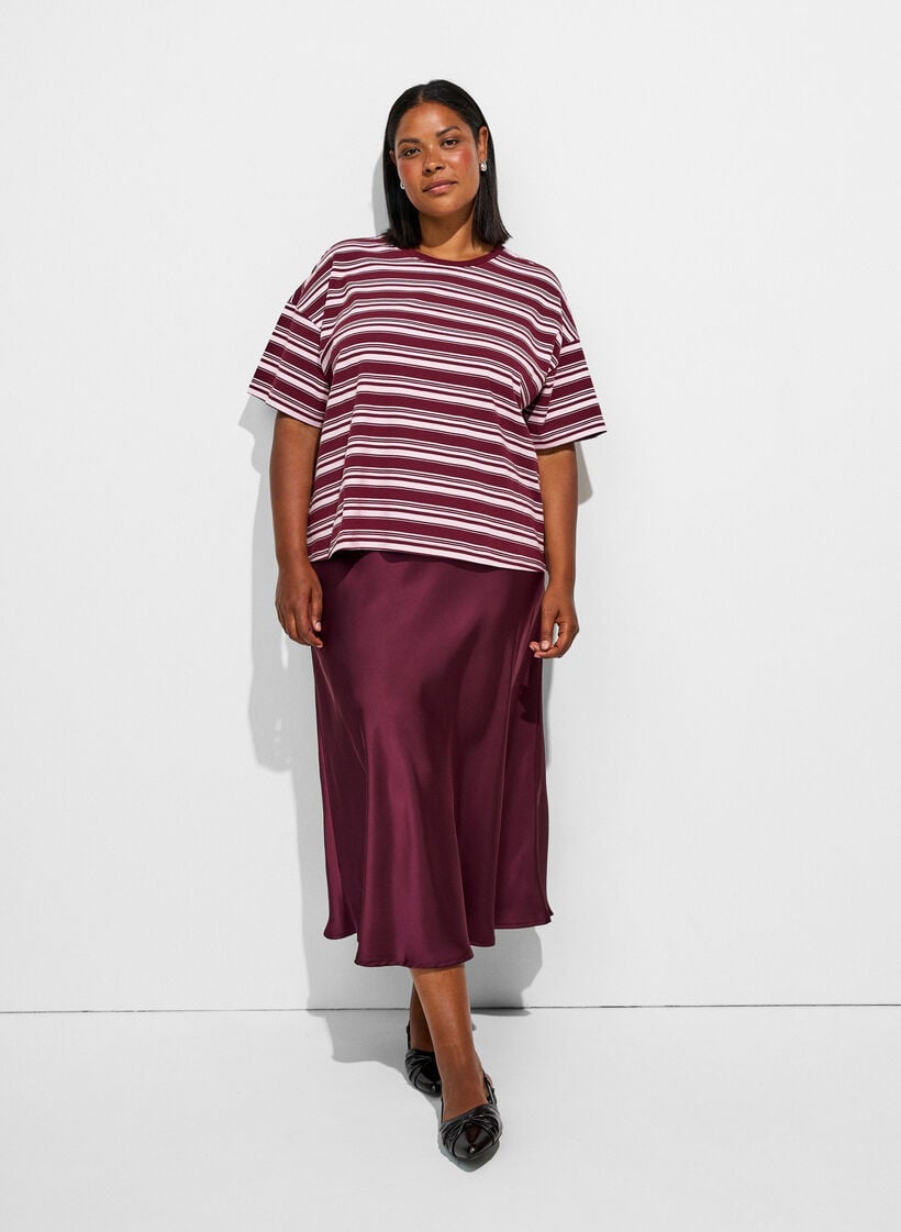 Midikjol i satin, R&ouml;d, Model image number 0