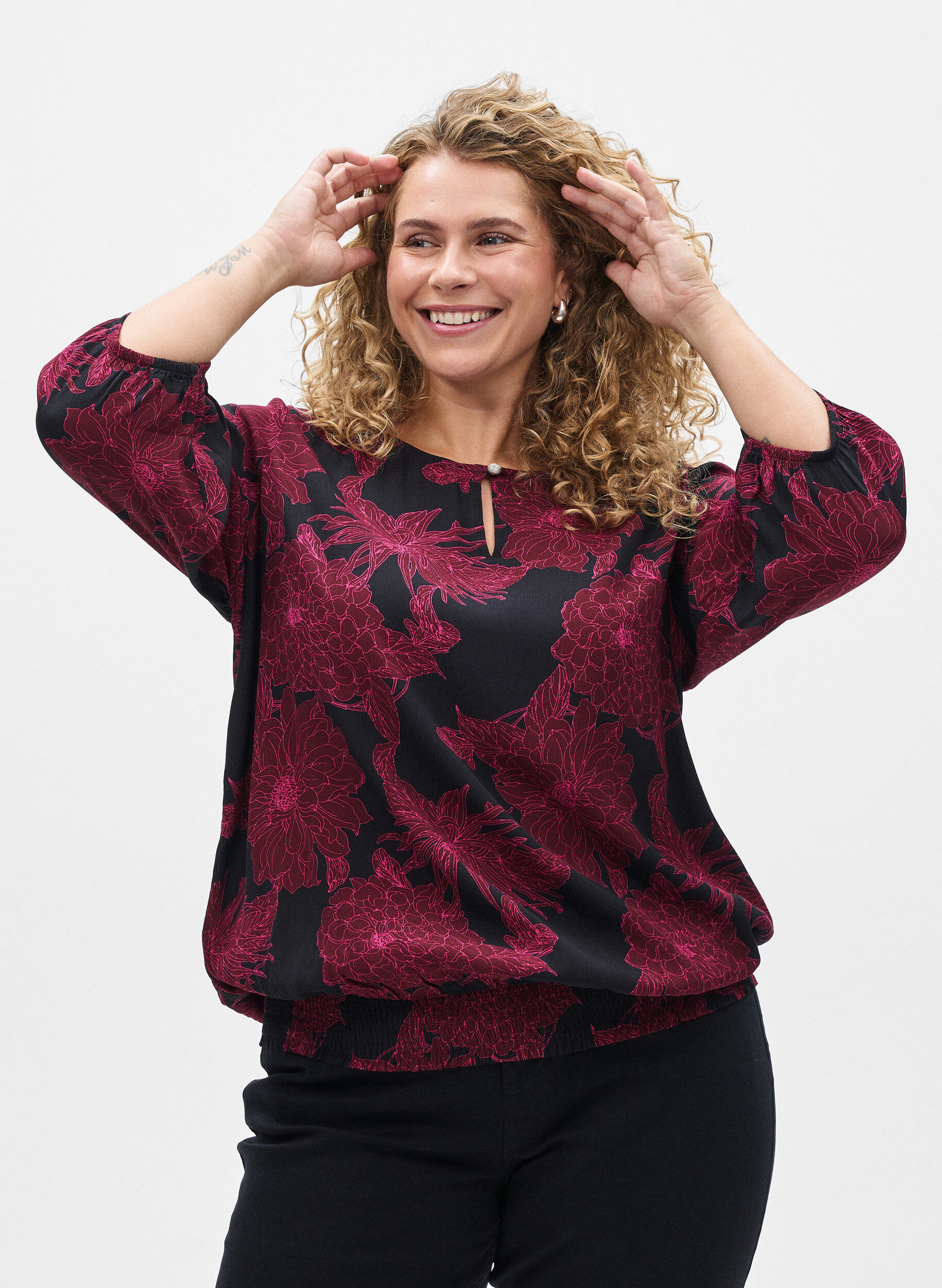 Blus i viskos med blomm&ouml;nster och smock, M&ouml;rk Bordeaux, Model