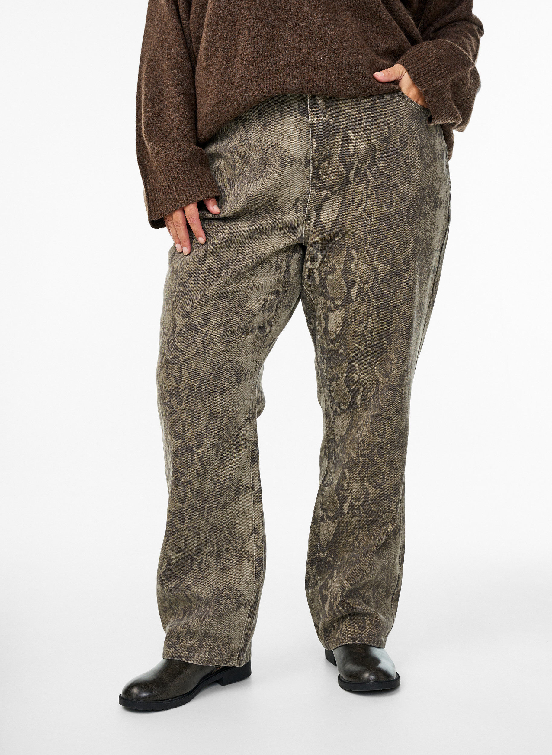 Zizzi Gemma-jeans med h&ouml;g midja och ormm&ouml;nster, Brun, Model image number 2