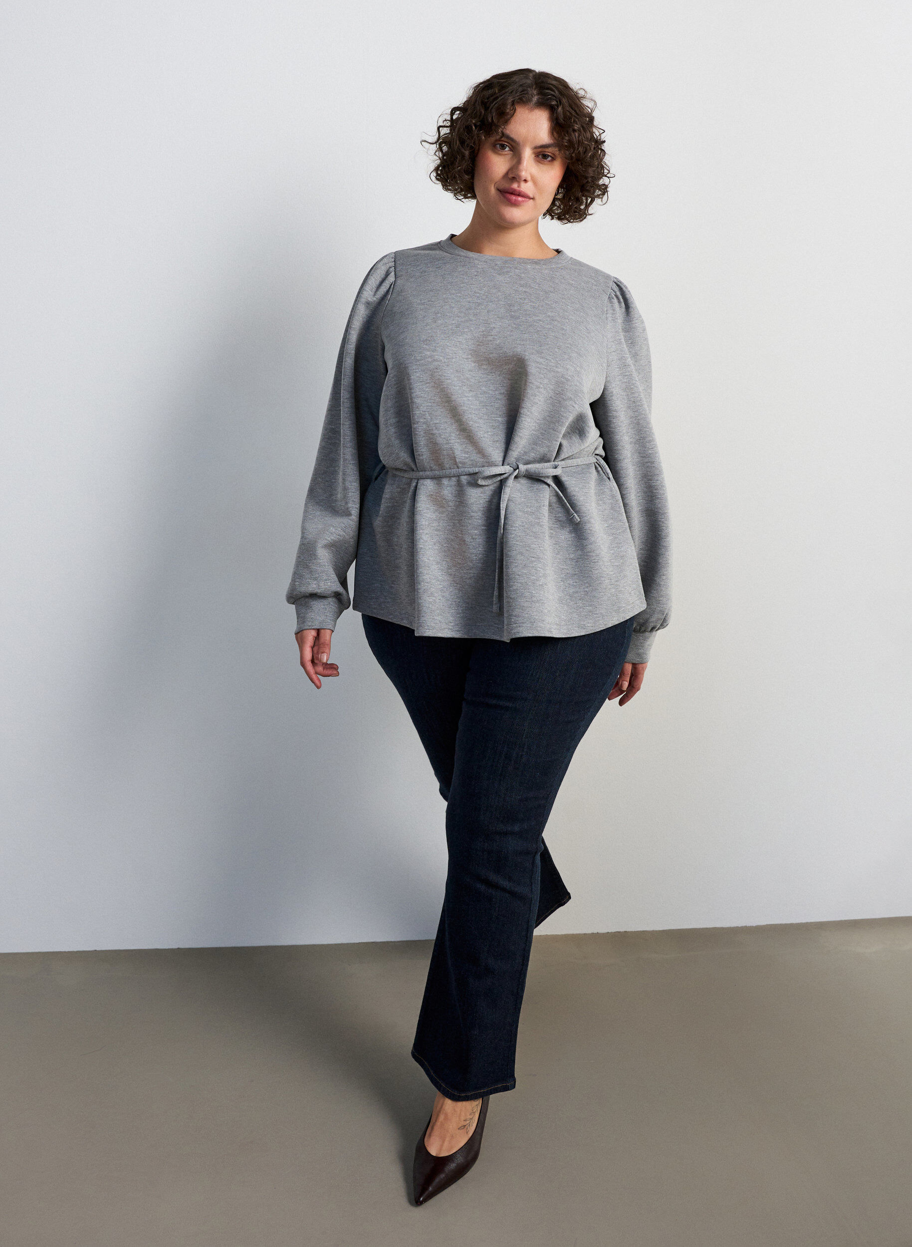 ZizziBlus med knytband och puff&auml;rmar, Gr&aring;, Model image number 1