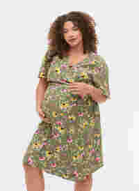 Gravidklänning i viskos och omlottmodell, Green Flower Print, Model