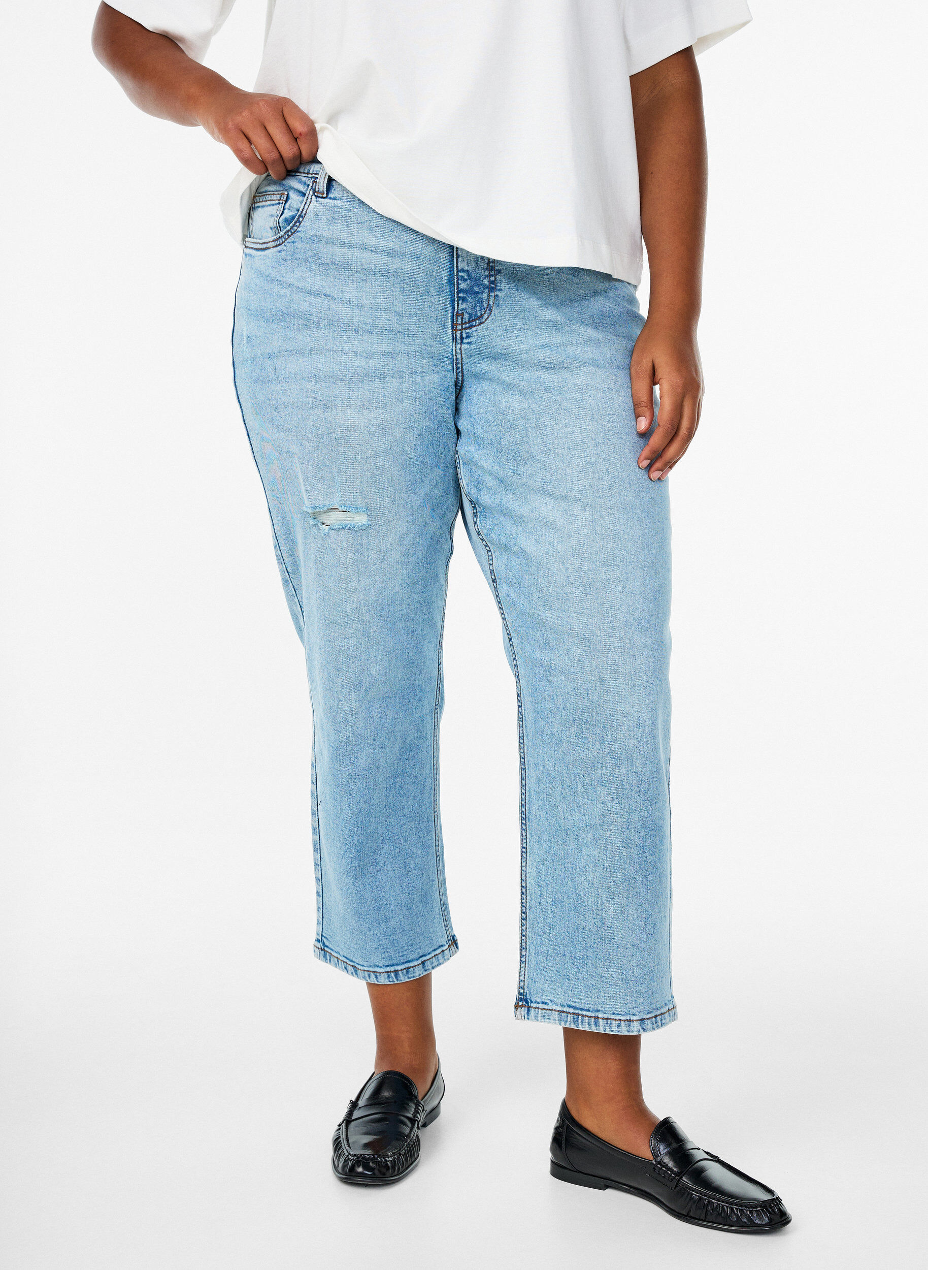 Zizzi Croppade Vera-jeans med slitningar, Bl&aring;, Model image number 2