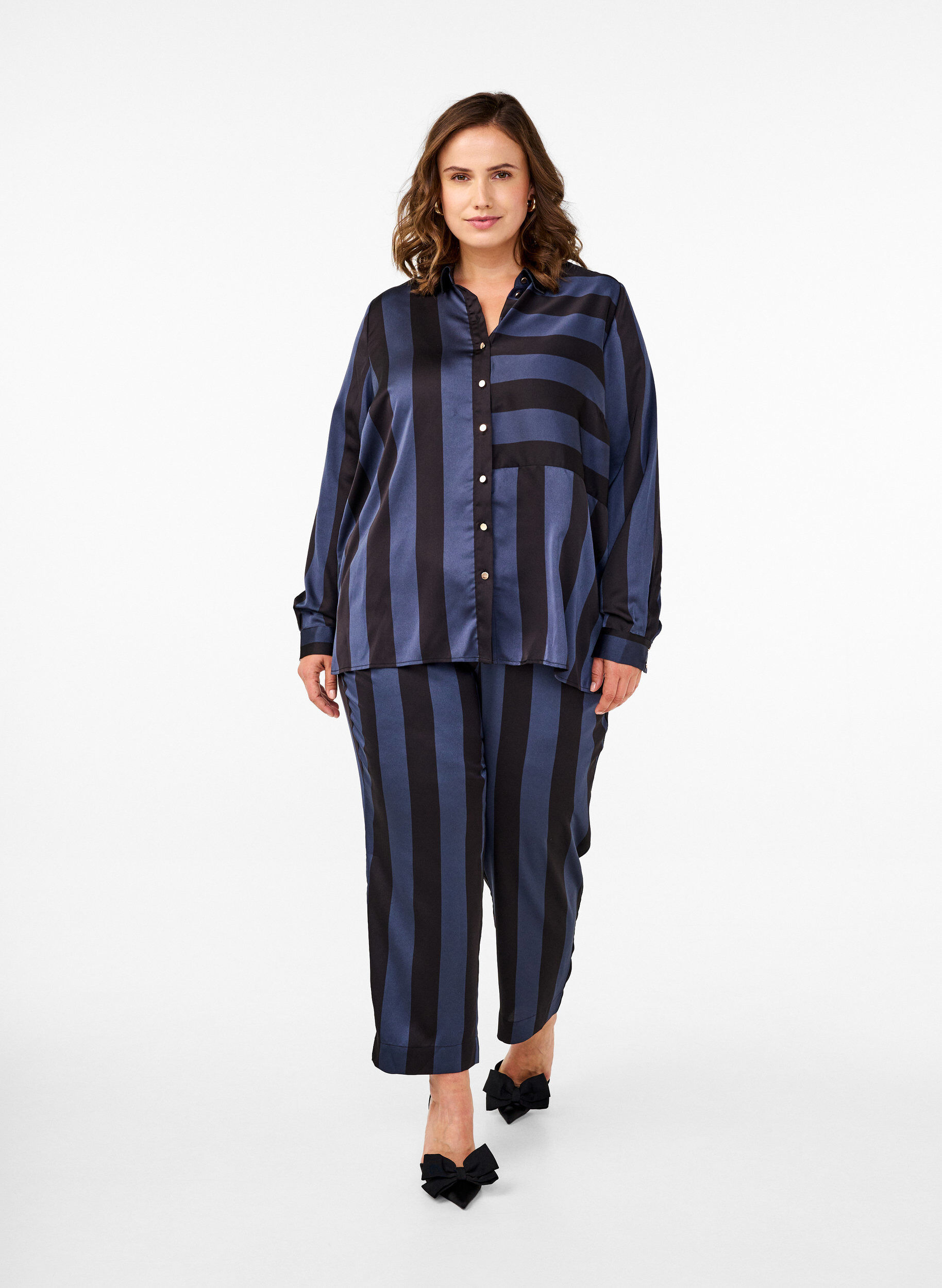 Zizzi Randig satinskjorta, Spellbound w. Black, Model image number 2