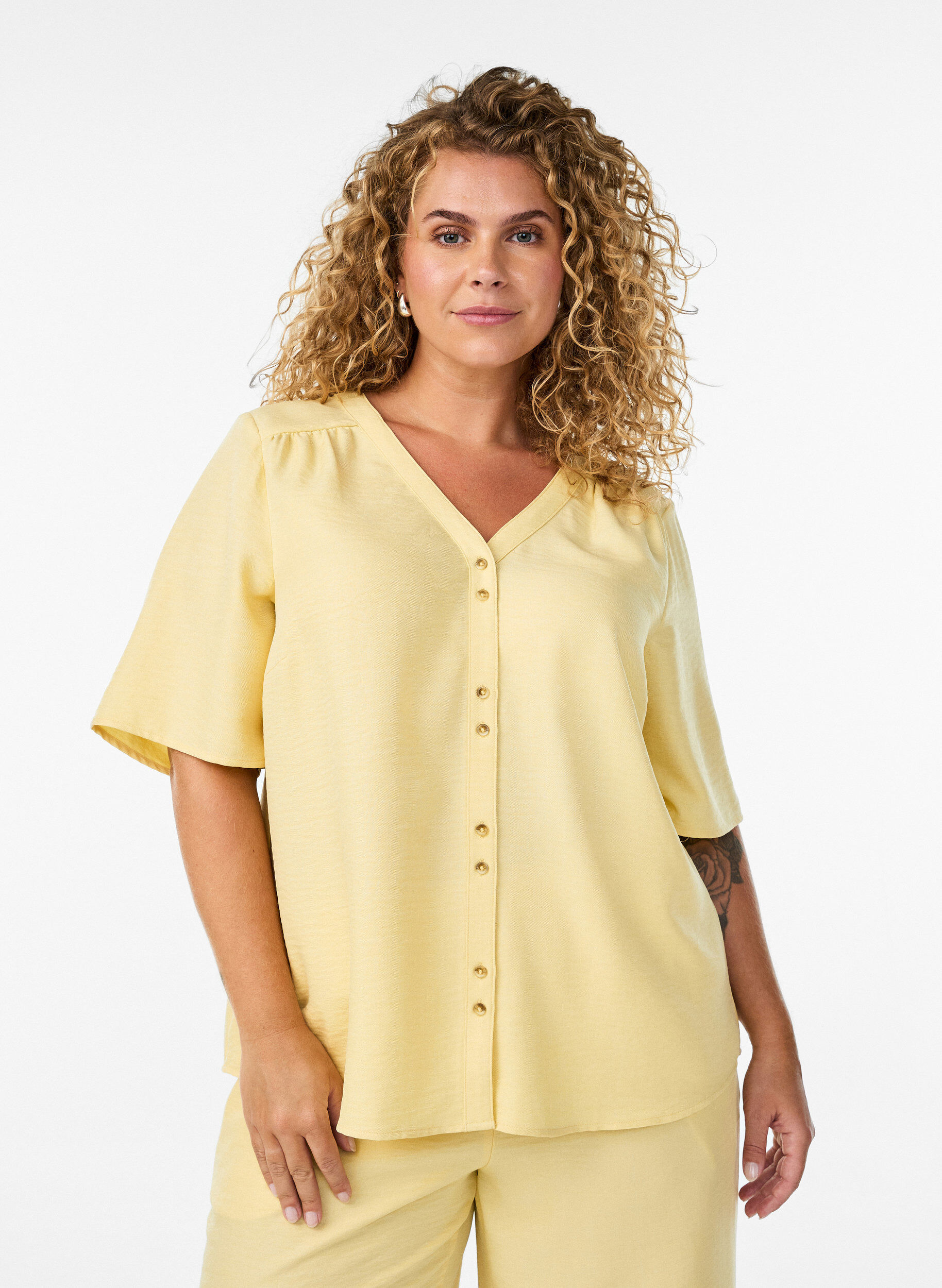 V-ringad skjortblus med korta &auml;rmar, Gul, Model