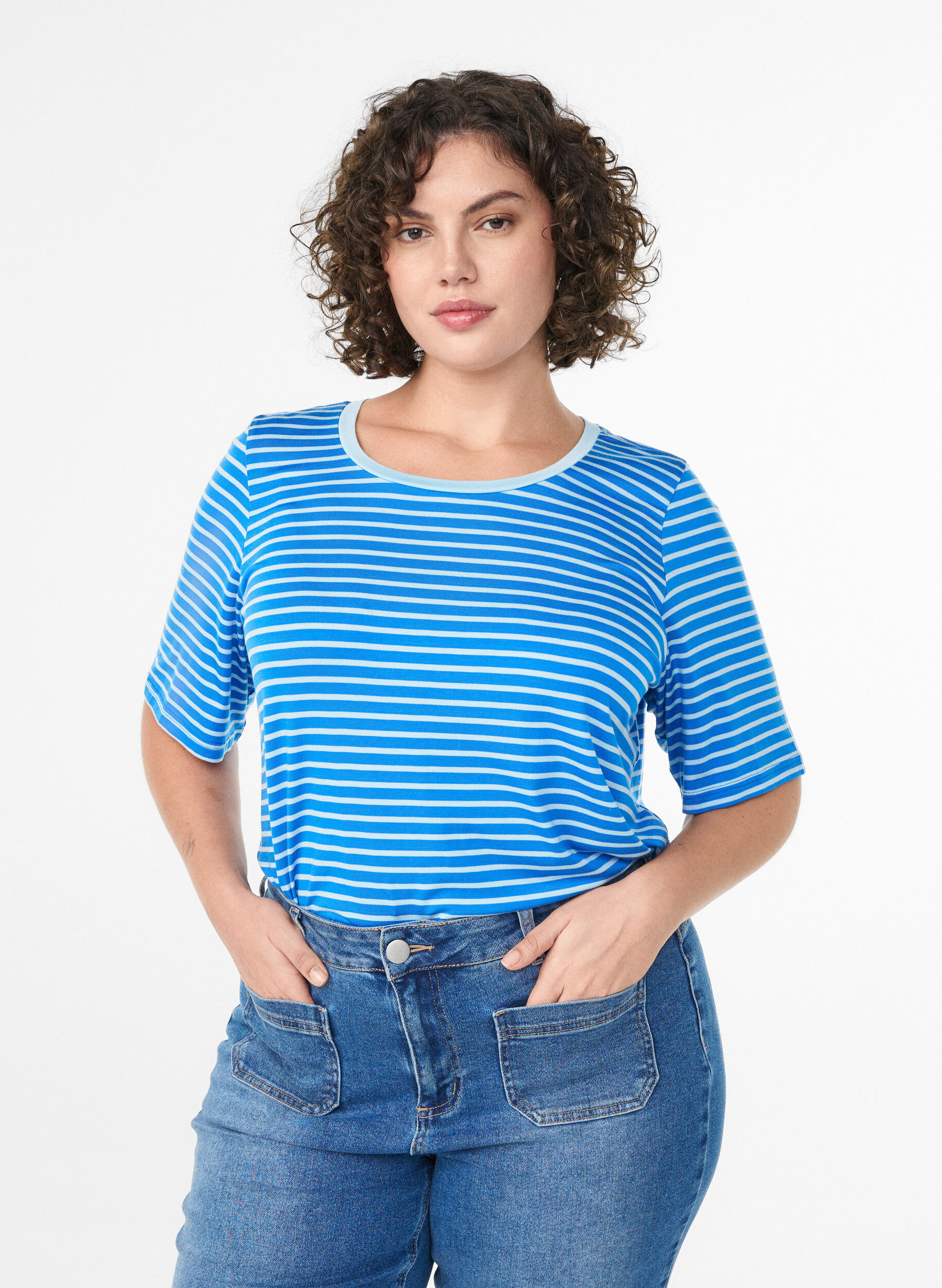 T-shirt i TENCEL&trade; Lyocell med r&auml;nder, Bl&aring;, Model