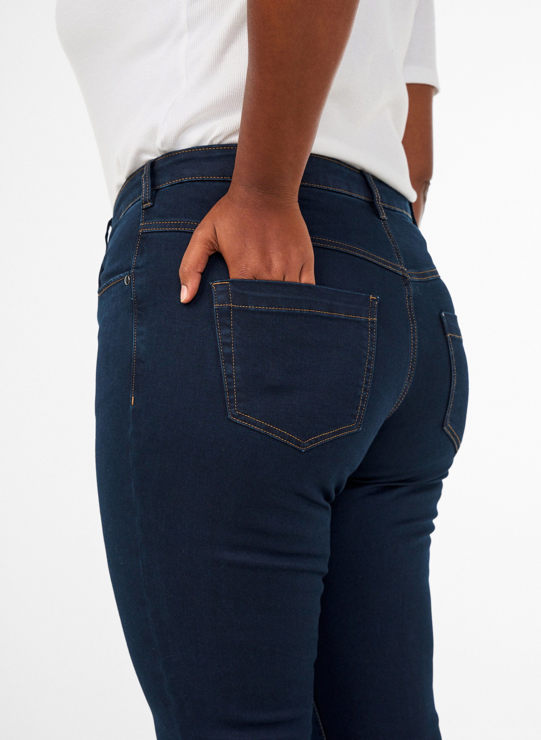 ZizziSlim fit Emily jeans med normalh&ouml;g midja, Bl&aring;, Model image number 4