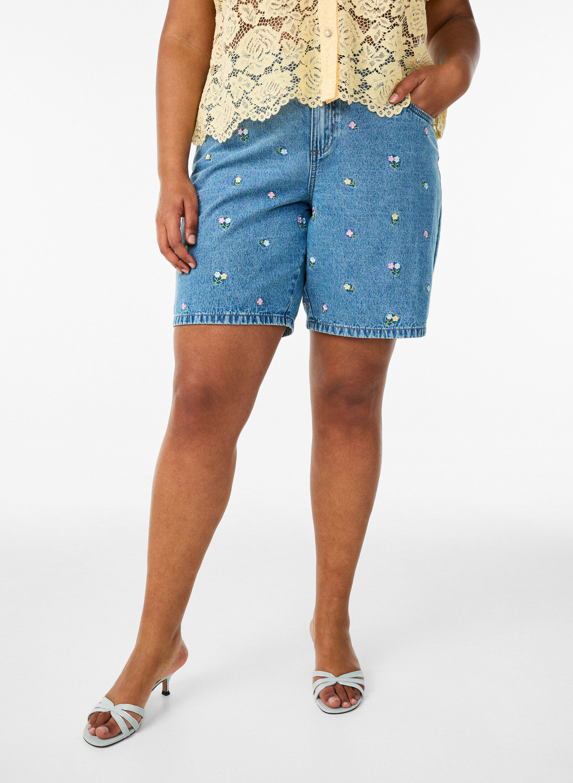 Zizzi Jeansshorts med broderade blommor, Bl&aring;, Model image number 3