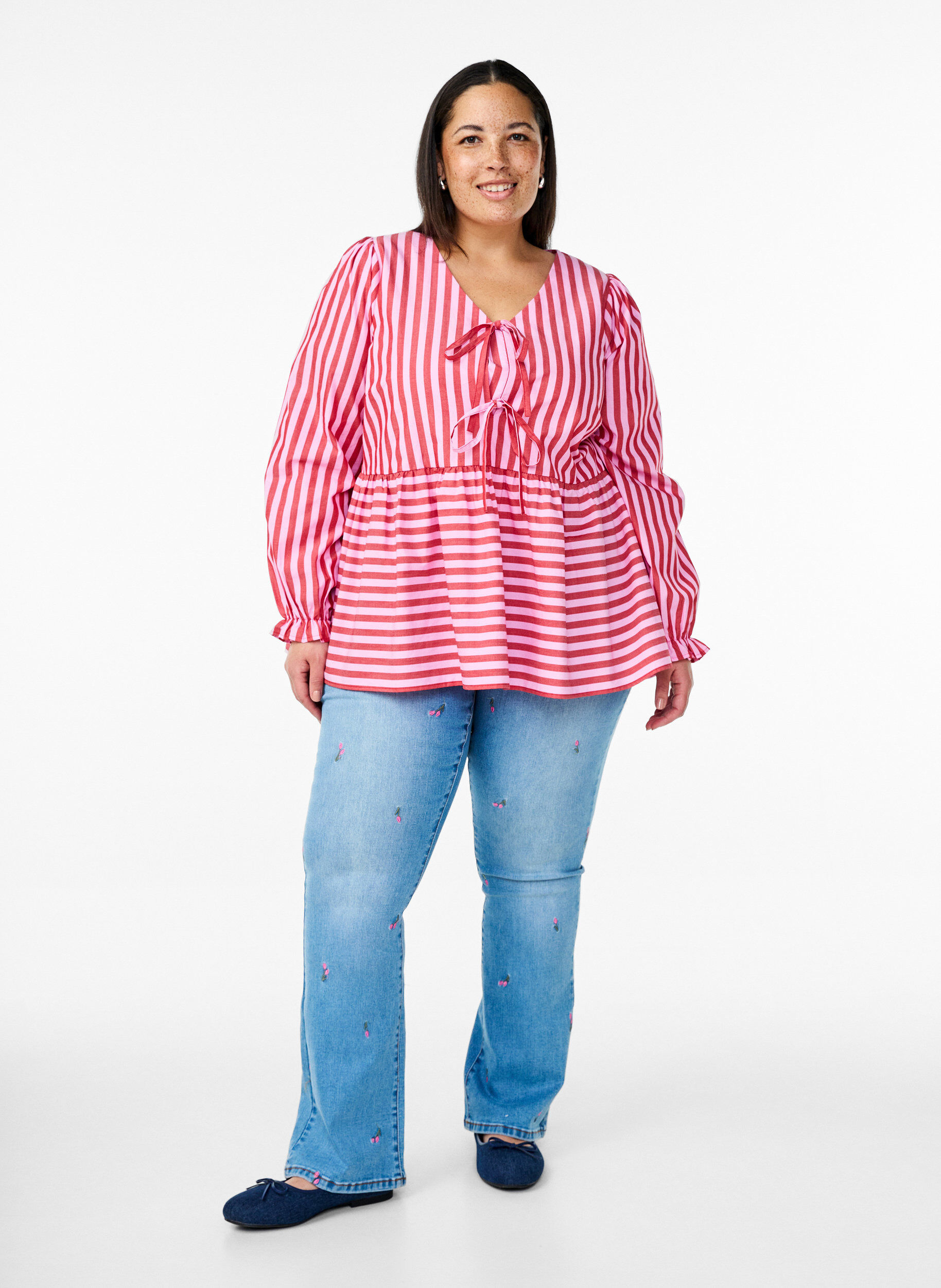 Bootcut-jeans med broderade blommor, Bl&aring;, Model