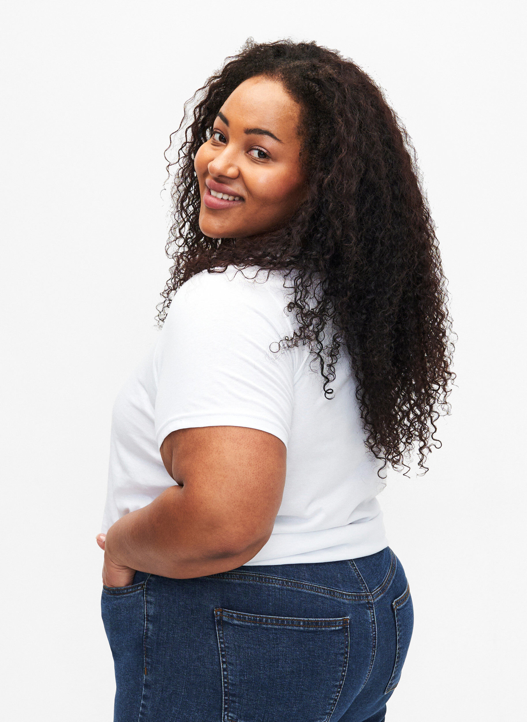 Zizzi T-shirt i bomull med blommor och portr&auml;ttmotiv, B. White Face Flower, Model image number 1