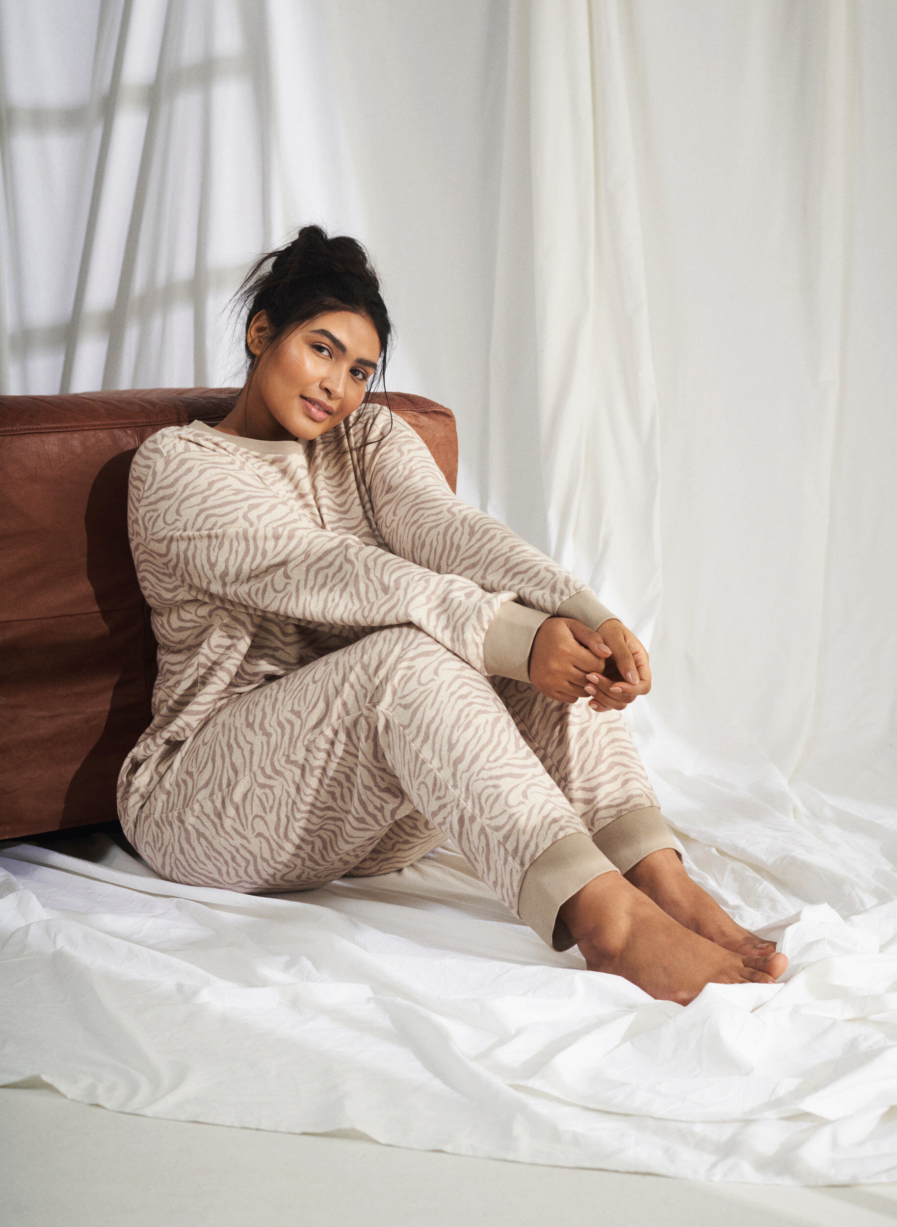 Zizzi Byxor i velour med tryck, Pink Tint AOP, Image image number 0