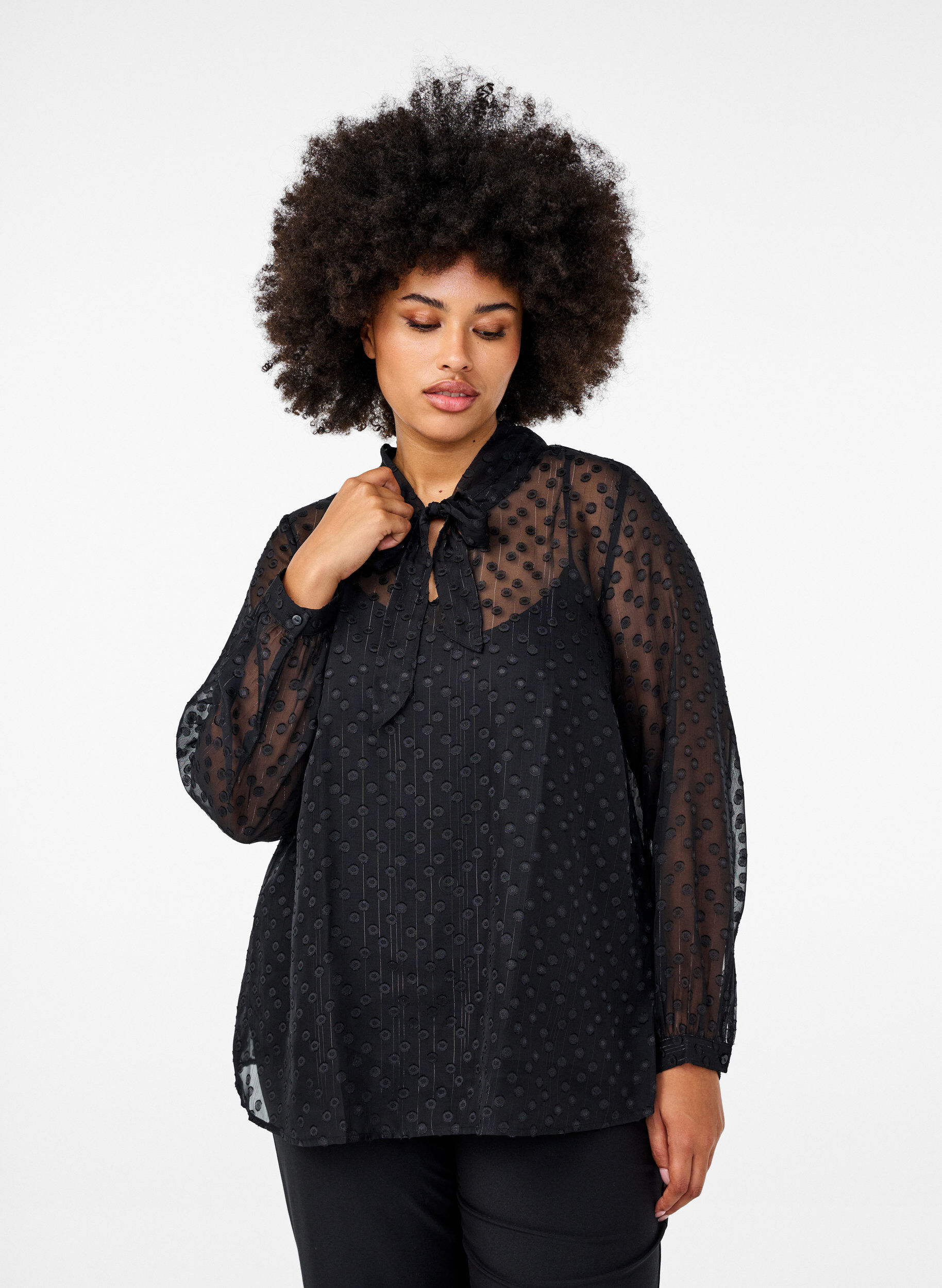 Zizzi Chiffongblus med prickig struktur, Black, Model image number 0