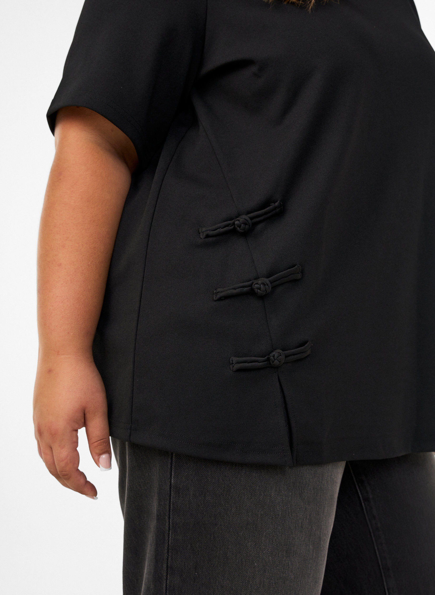 ZizziT-shirt med slitsar och dekorativ knutkn&auml;ppning, Svart, Model image number 3