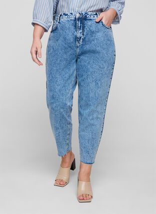 Mille mom fit jeans i bomull, Blue denim, Model image number 2
