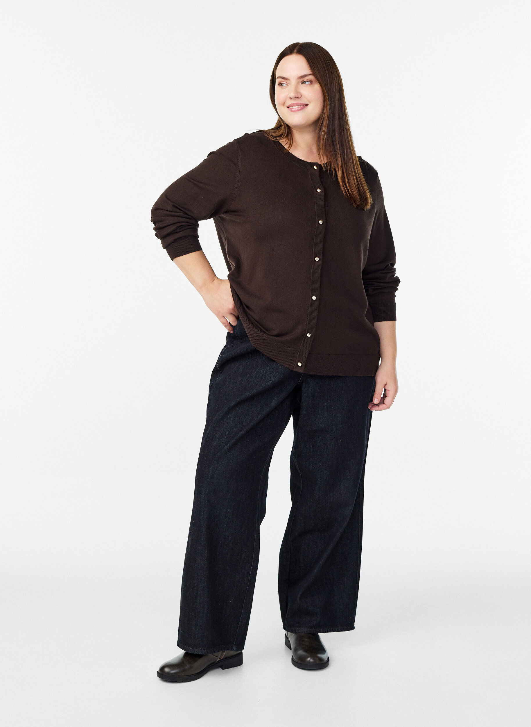 Zizzi Finstickad kofta med kulknappar, Brun, Model image number 1