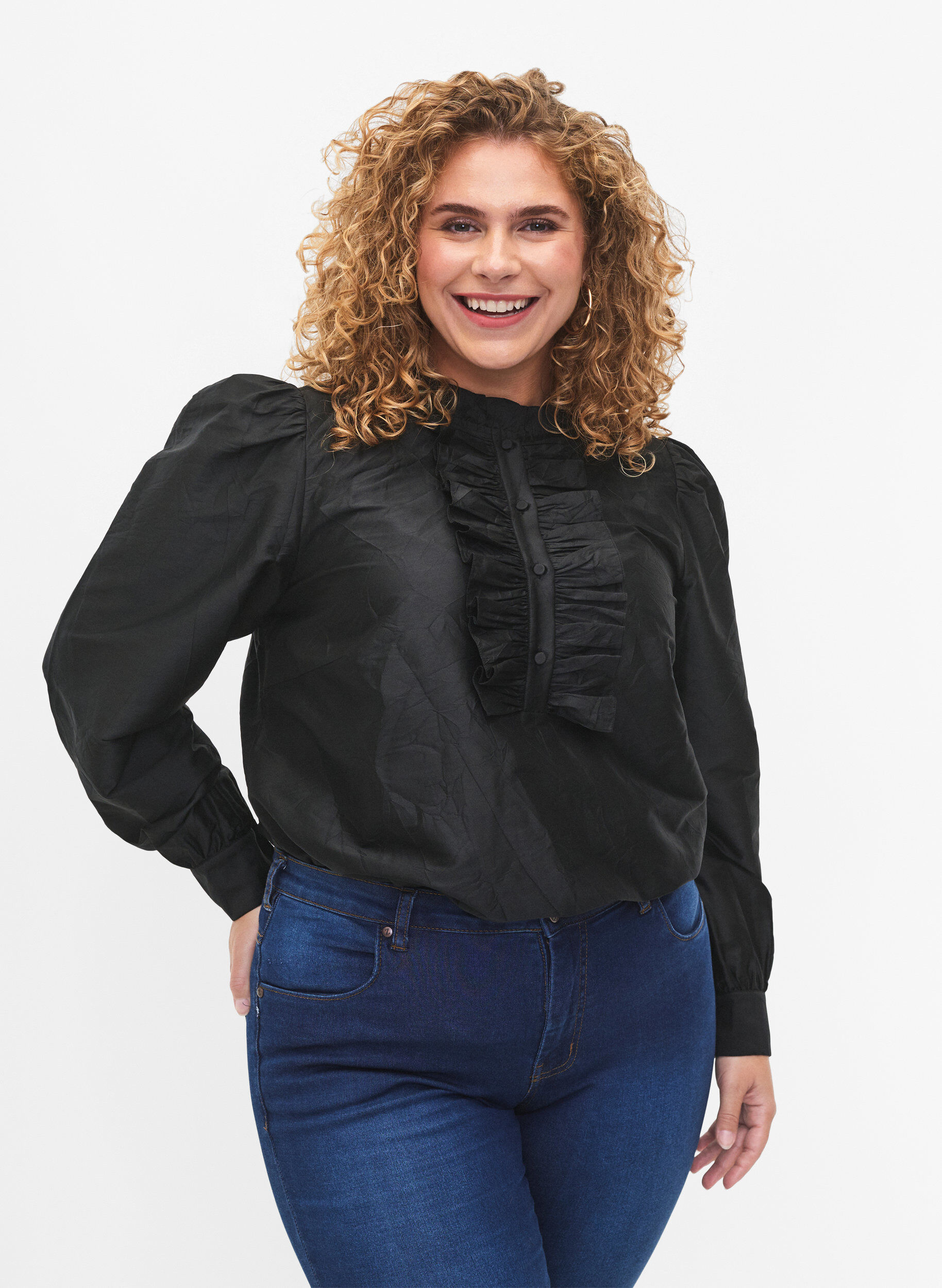 Zizzi Glansig skjortblus med volanger, Black, Model image number 0