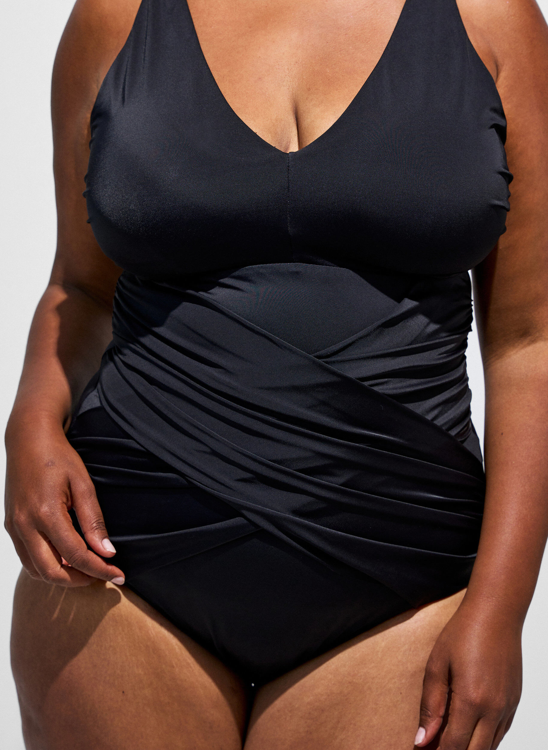 ZizziBaddr&auml;kt med draperad korsdetalj, Svart, Model image number 2