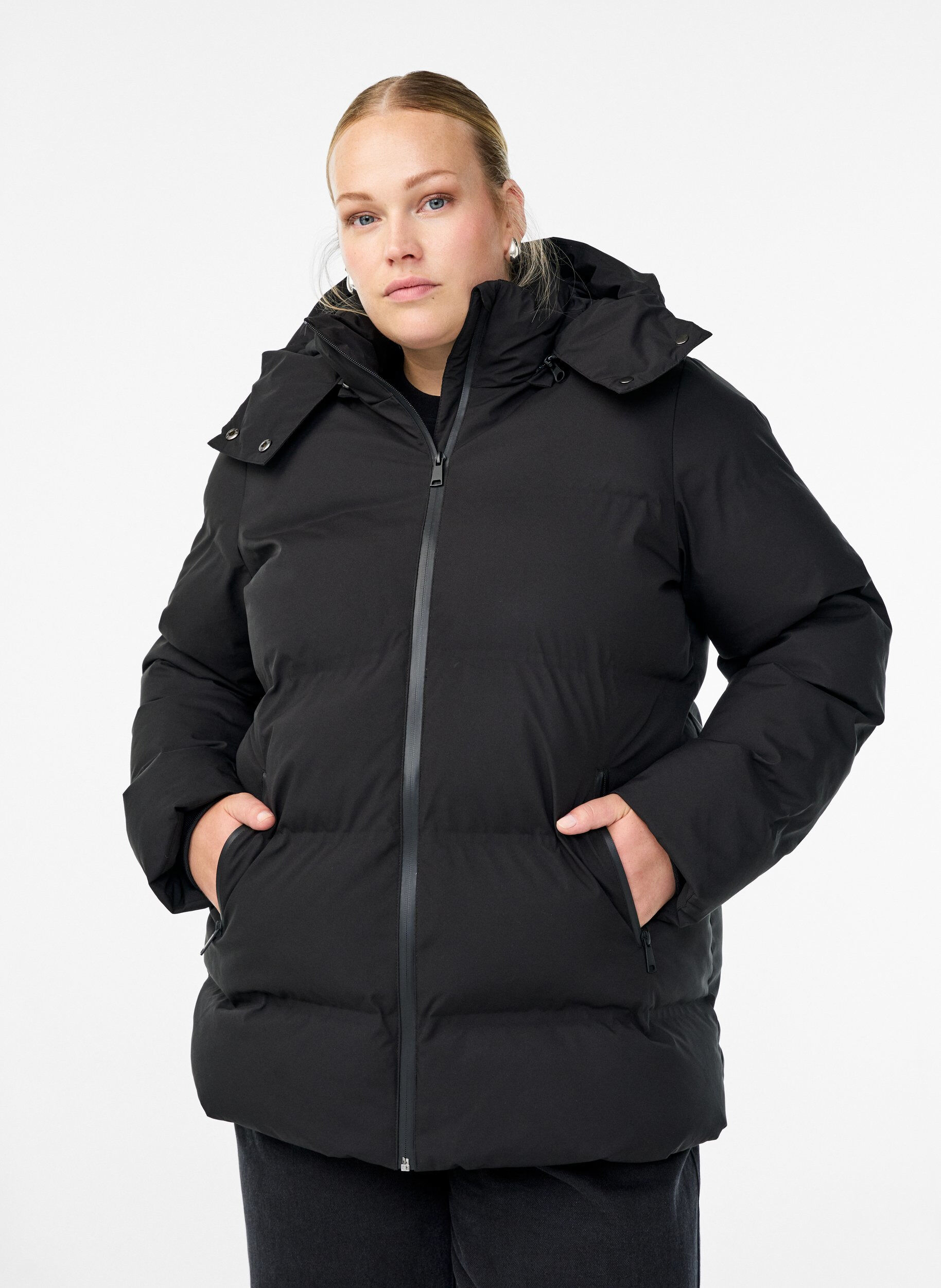 Kort pufferjacka med avtagbar huva, Svart, Model