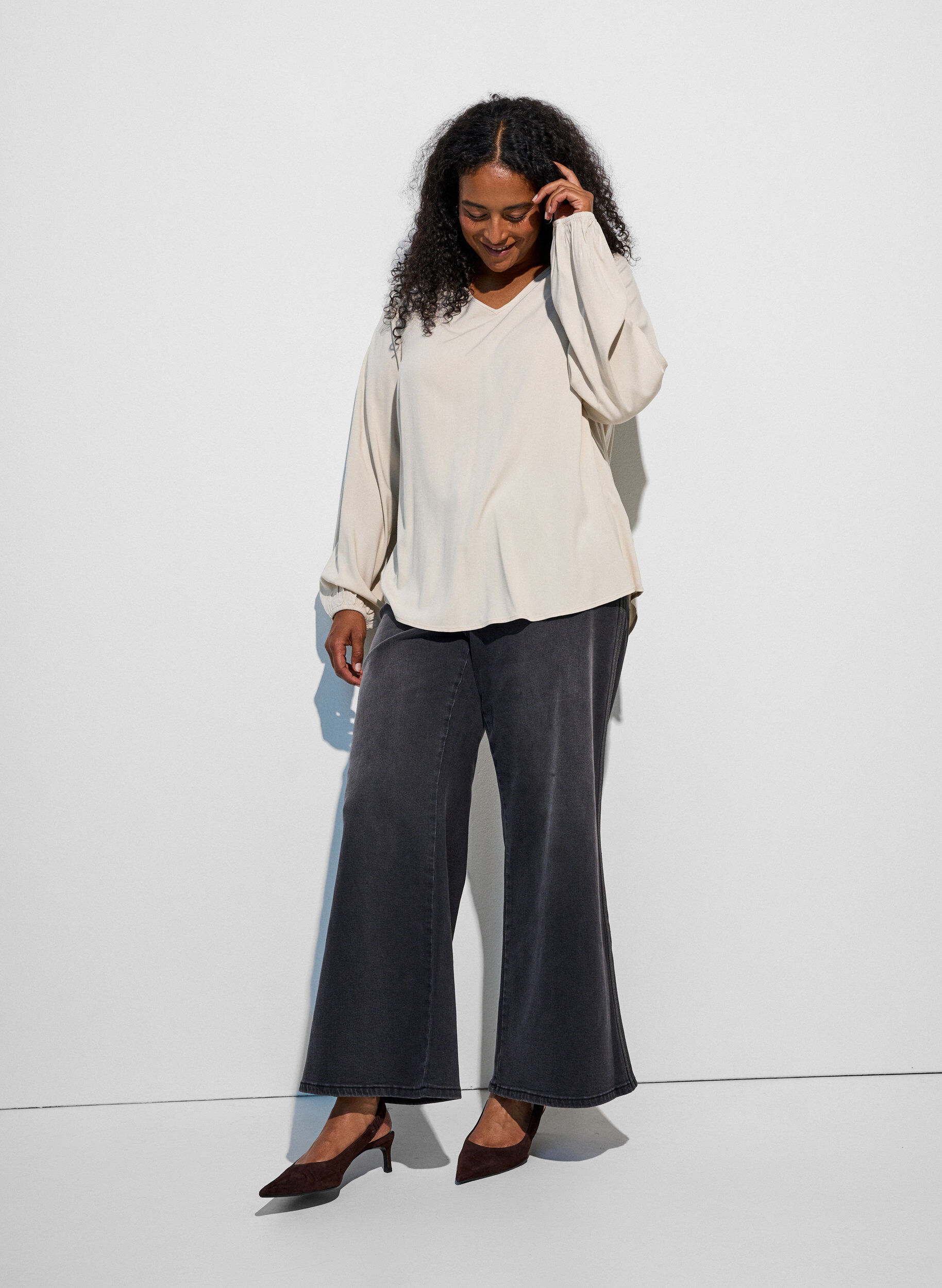 ZizziBlus i viskos med v-ringning och rundad nederkant, Beige, Model image number 1