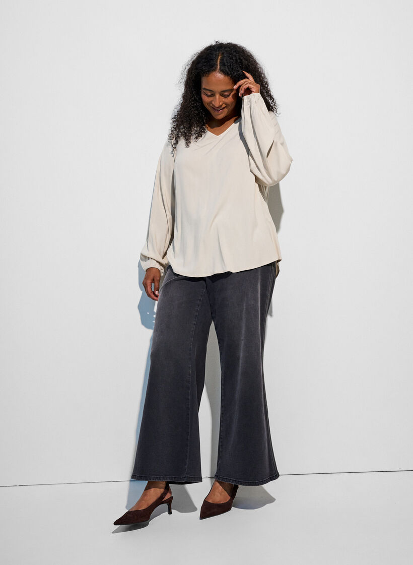 Blus i viskos med v-ringning och rundad nederkant, Beige, Model image number 1