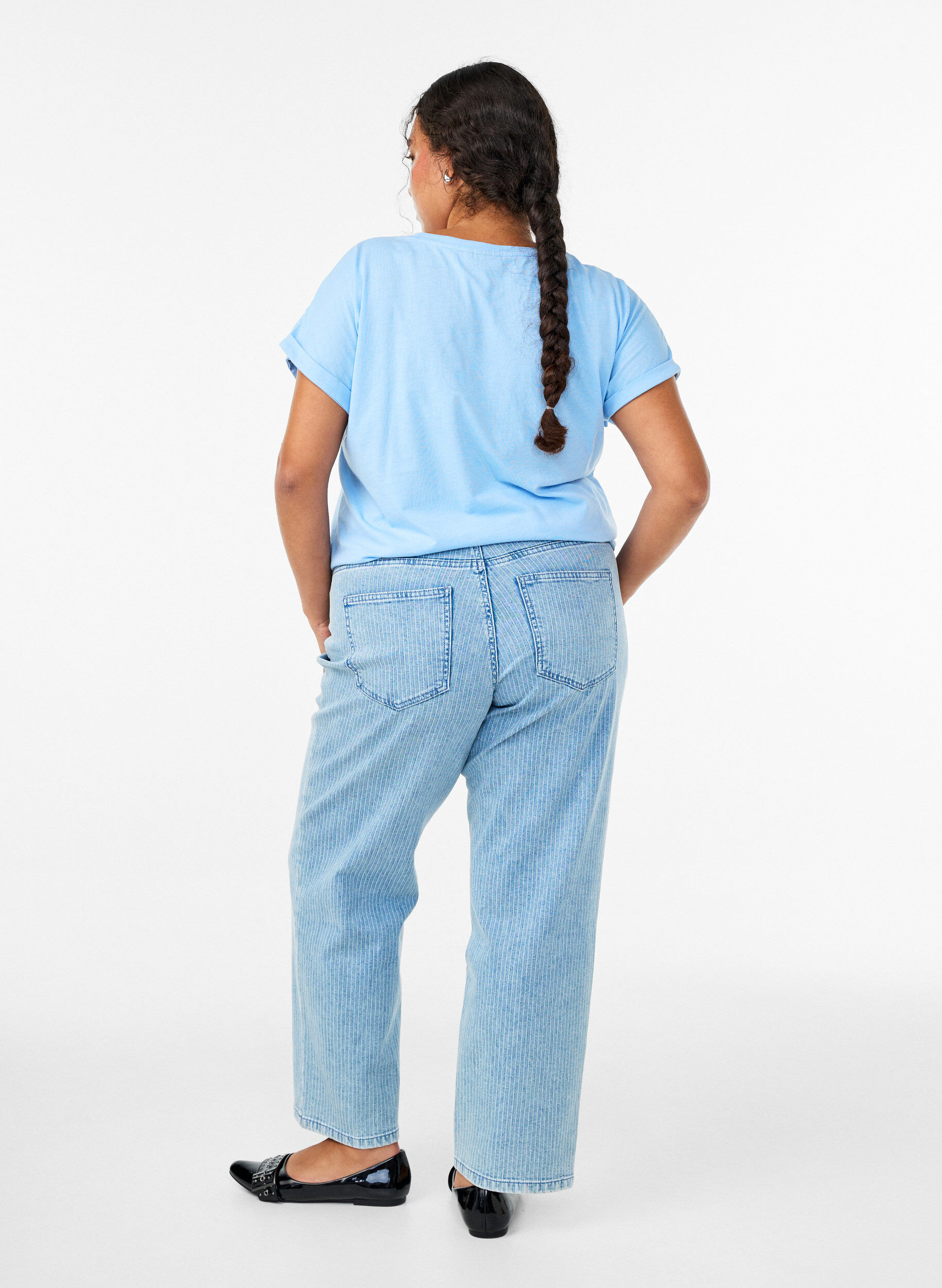 Zizzi Kritstrecksrandiga Kiana jeans med rak passform, Bl&aring;, Model image number 1