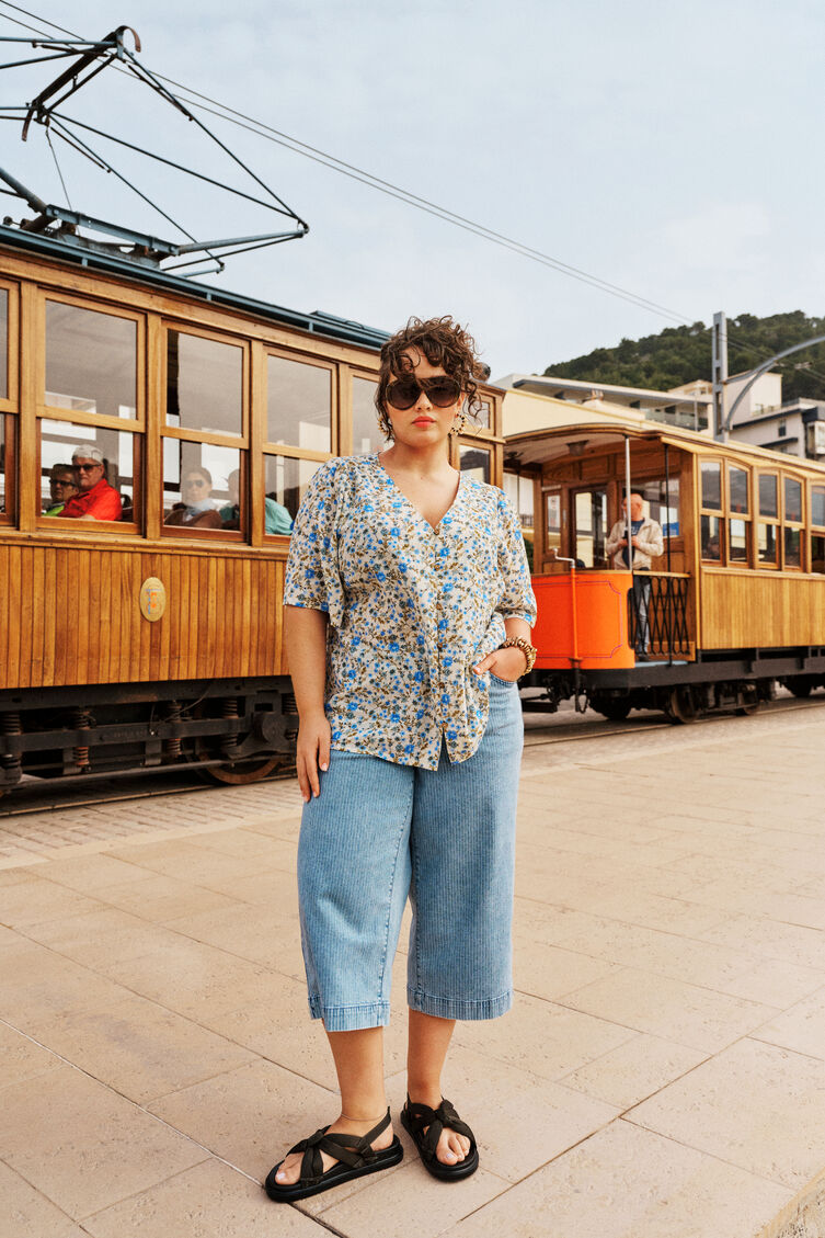 Blommig sommarstil i bl&aring; toner, , Model