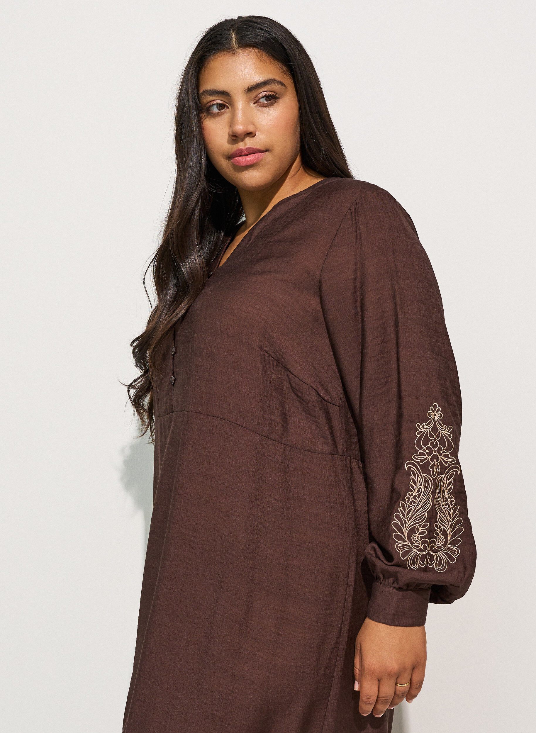 ZizziKl&auml;nning i viskos med broderi och volanger i lager, Brun, Model image number 2