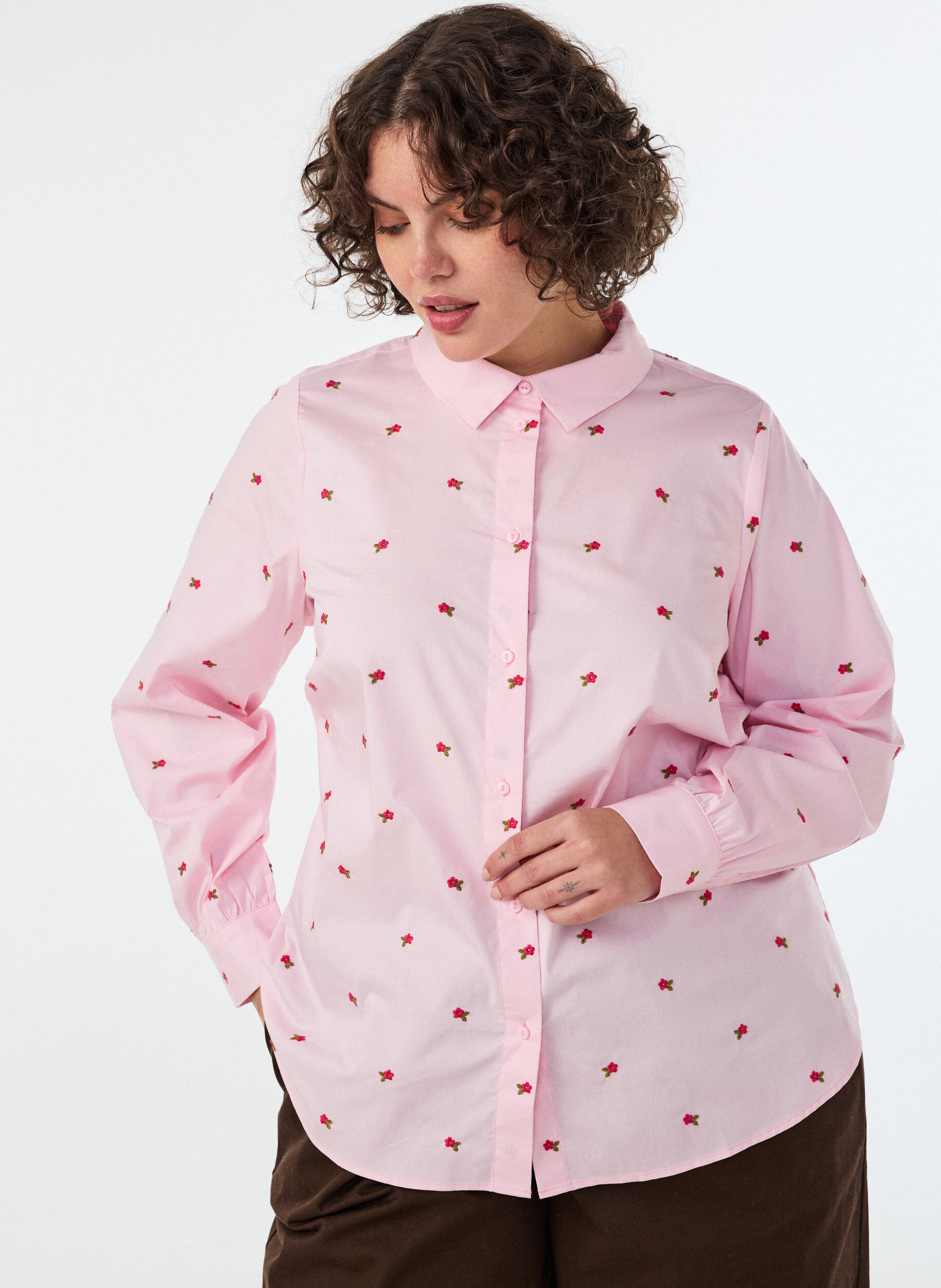 ZizziSkjorta med broderade blommor, Rosa, Model image number 0