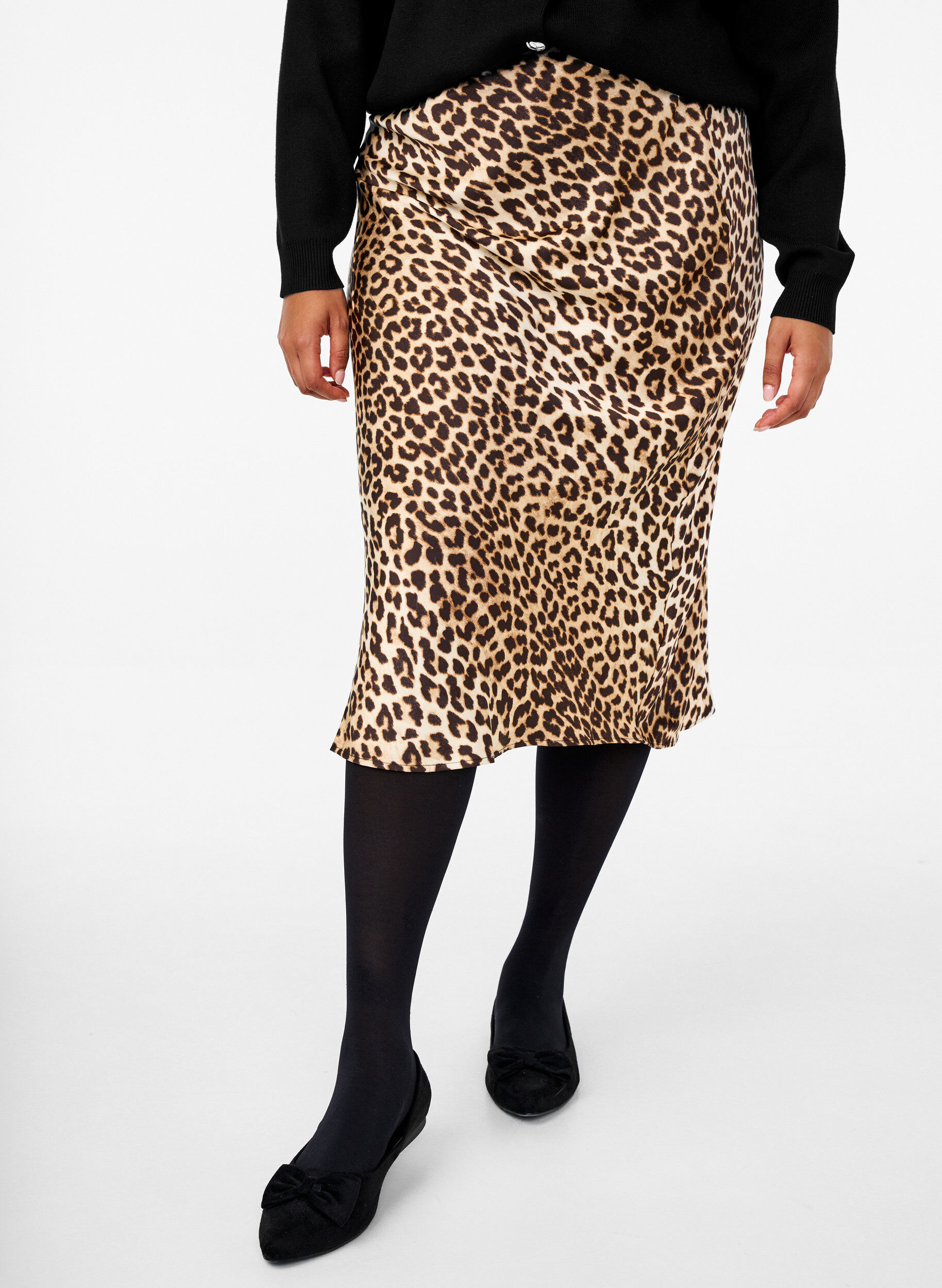 Zizzi Midikjol i satin med leopardm&ouml;nster, Leo AOP, Model image number 2