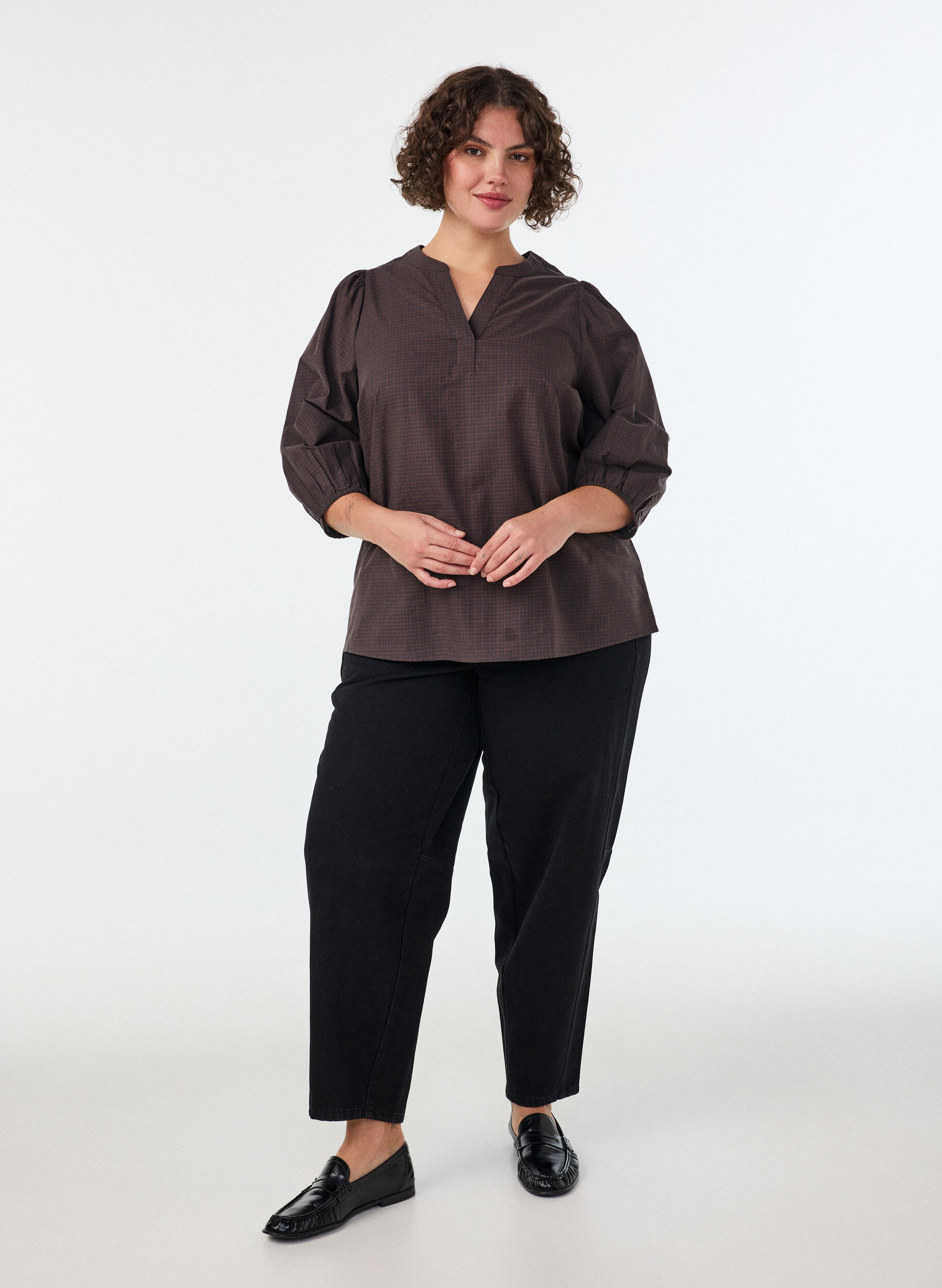 ZizziRutig blus med V-ringning och 3/4-&auml;rmar, Brun, Model image number 1