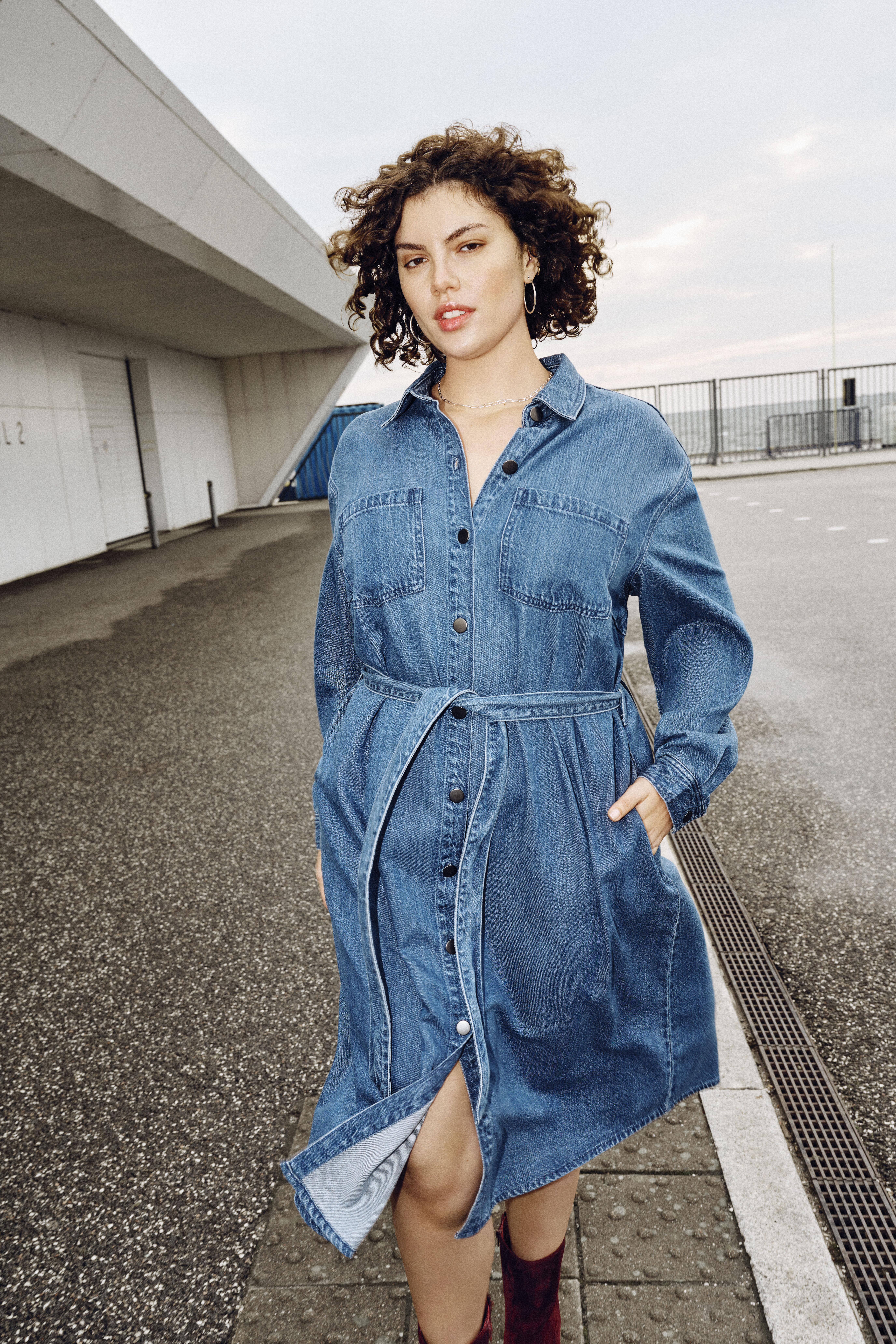 Zizzi Jeanskjol med knytb&auml;lte, , Model