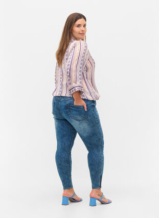 Croppade Amy jeans med blixtlås, Blue denim, Model image number 2