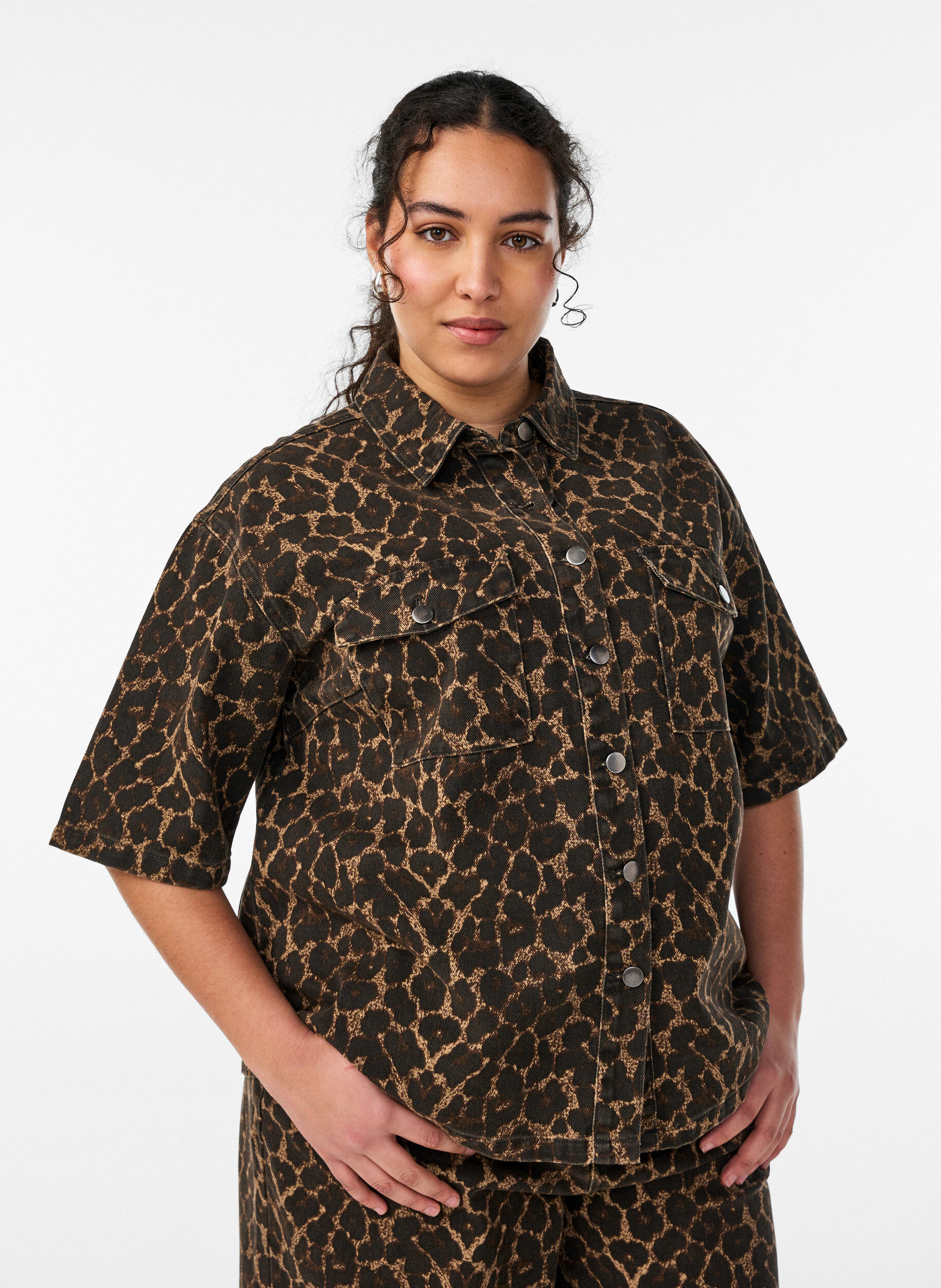 Zizzi Denimskjorta med leopardm&ouml;nster och korta &auml;rmar, Brun, Model image number 0
