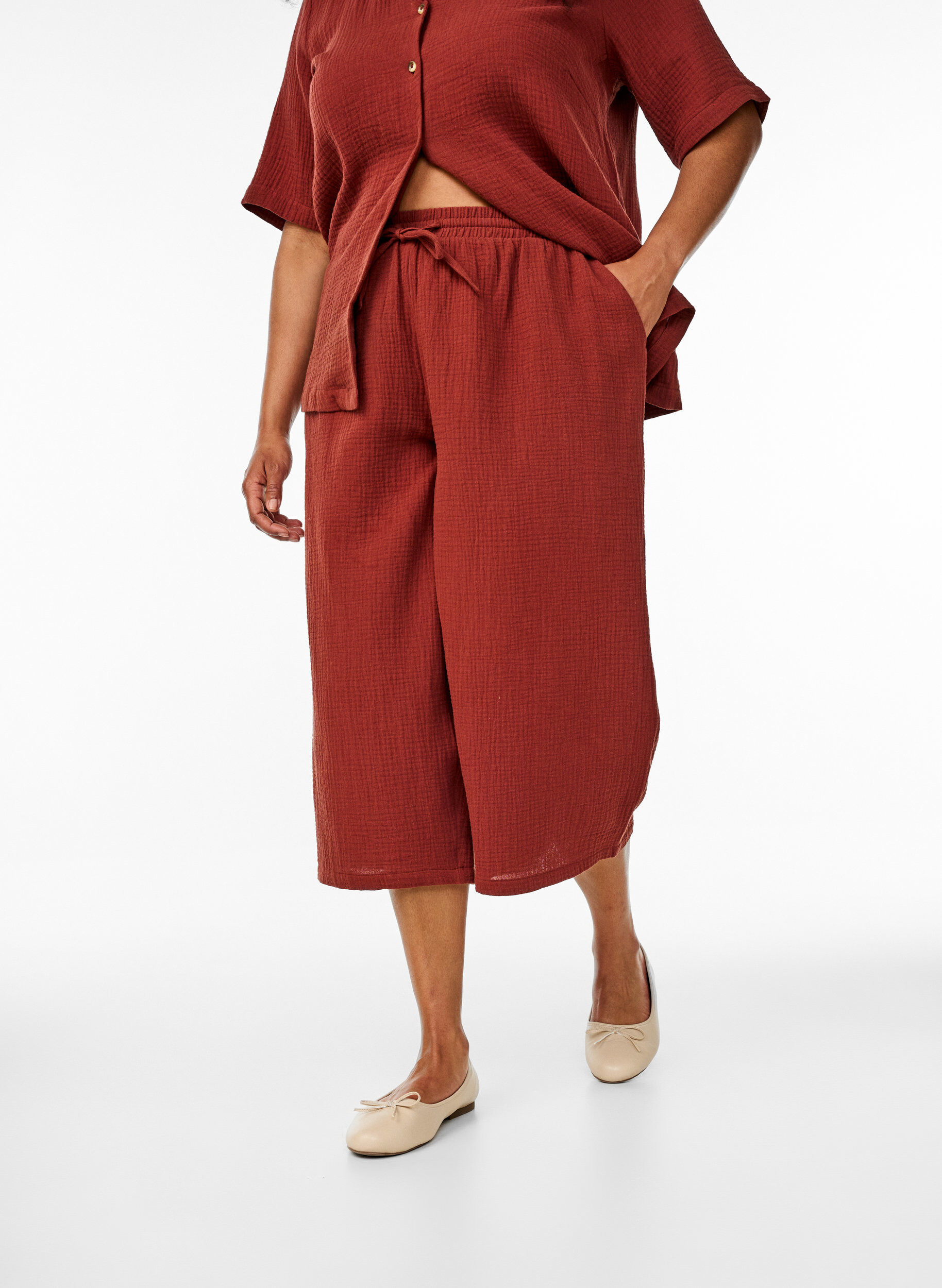 Zizzi Culotte-byxor i bomullsmuslin med h&ouml;g midja, R&ouml;d, Model image number 2