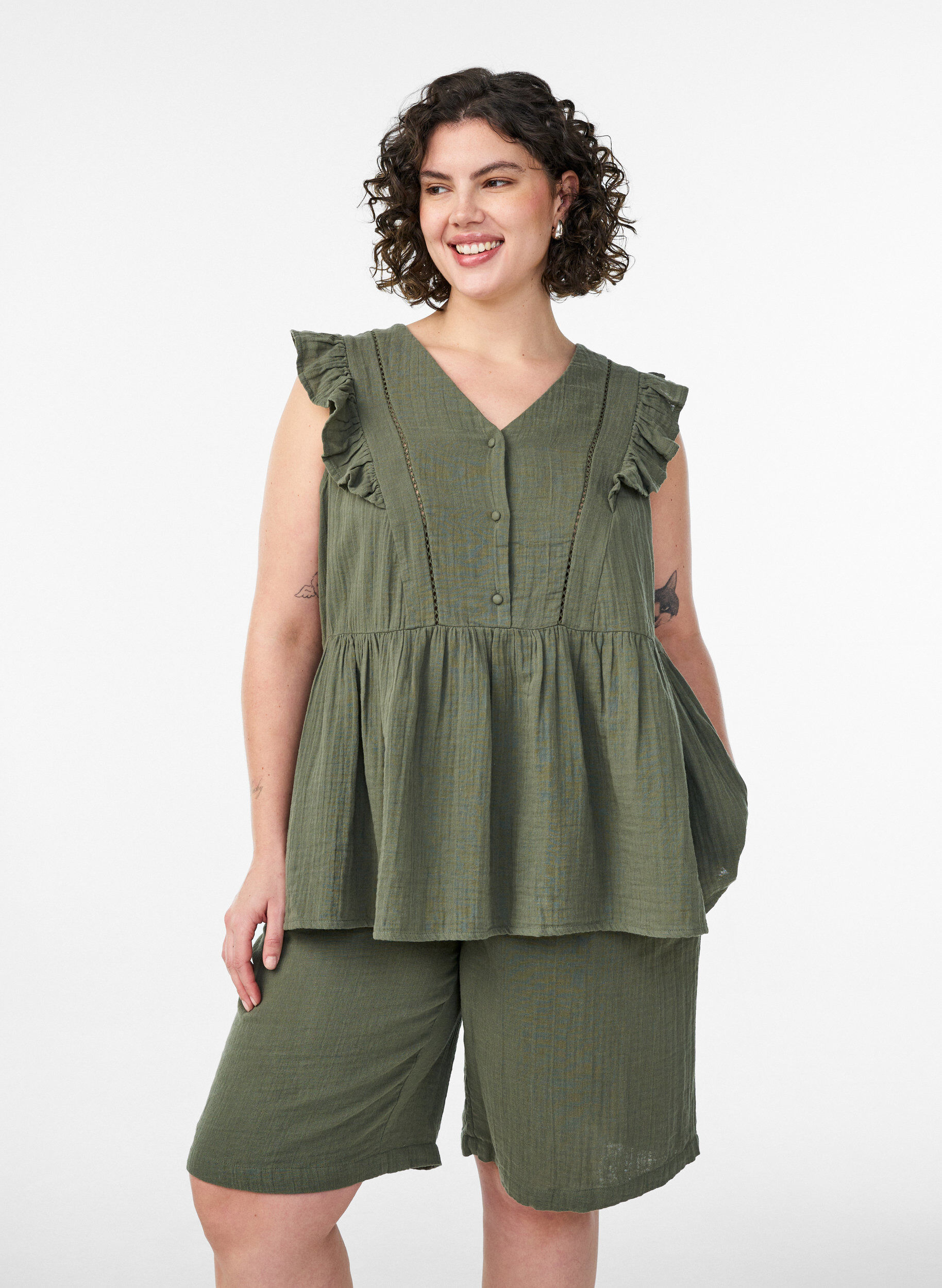 L&ouml;sa shorts i bomullsmuslin med h&ouml;g midja, Gr&ouml;n, Model