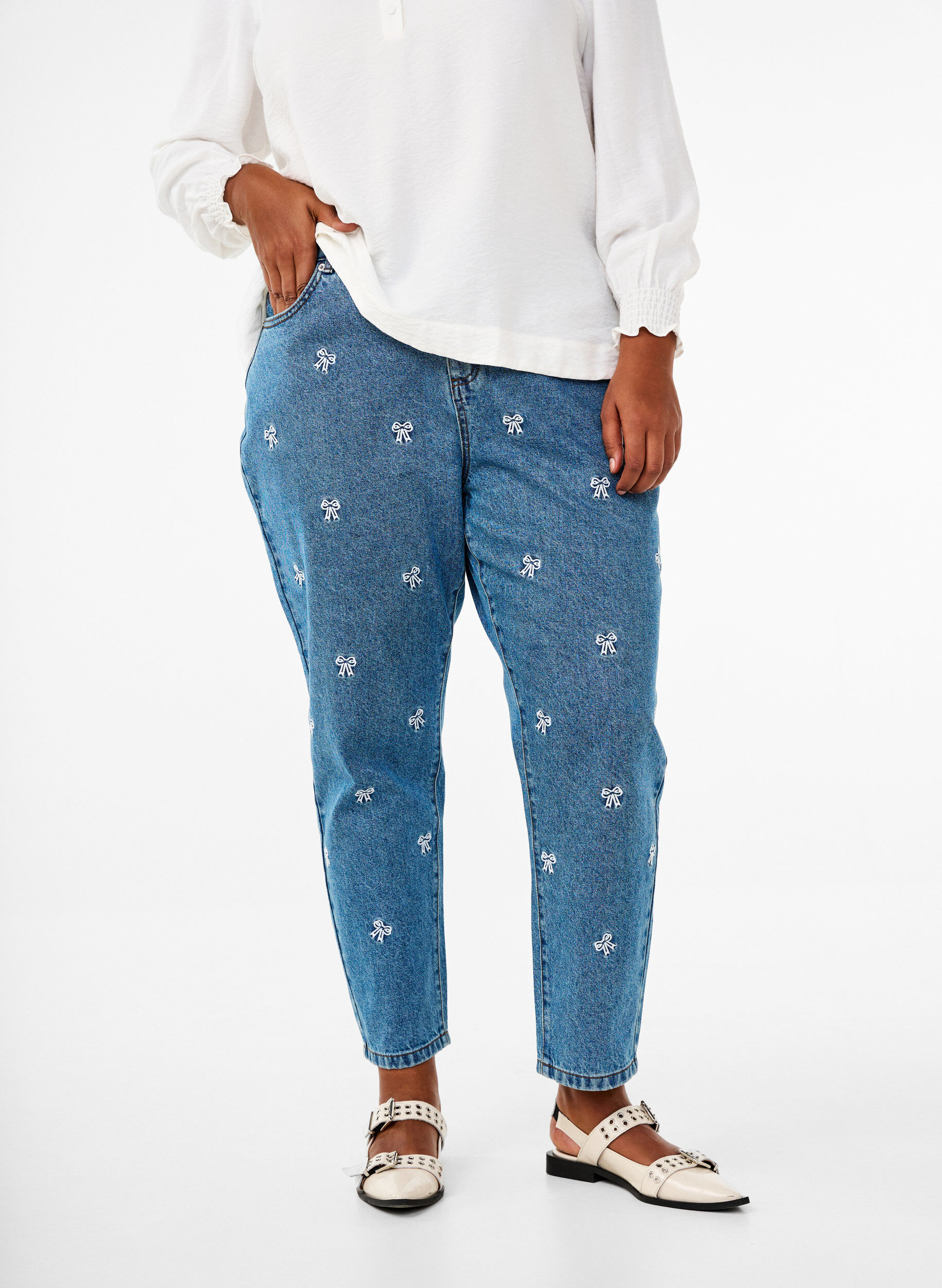 Zizzi Mille Mom Fit-jeans med broderier, Bl&aring;, Model image number 2