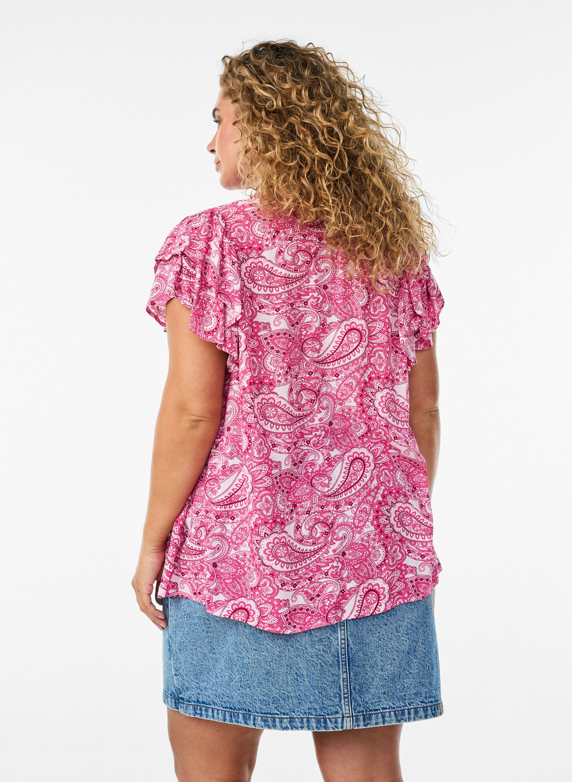 Zizzi M&ouml;nstrad blus i viskos med volangdetaljer, Rosa, Model image number 2