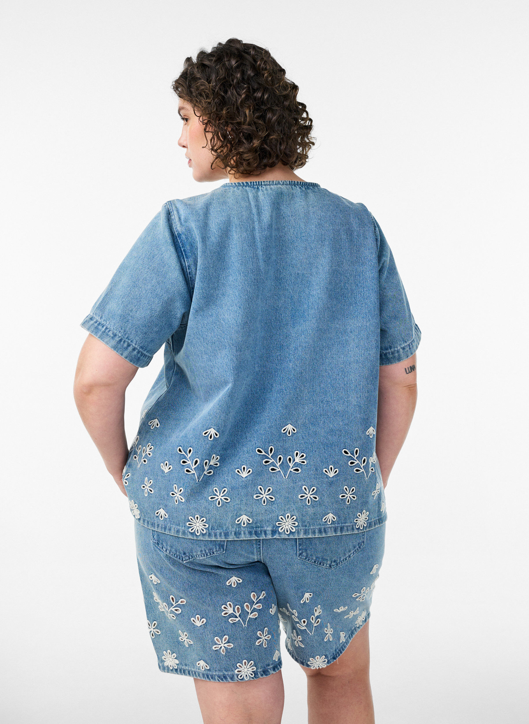 ZizziJeansshorts med broderie anglaise och h&ouml;g midja, Bl&aring;, Model image number 2